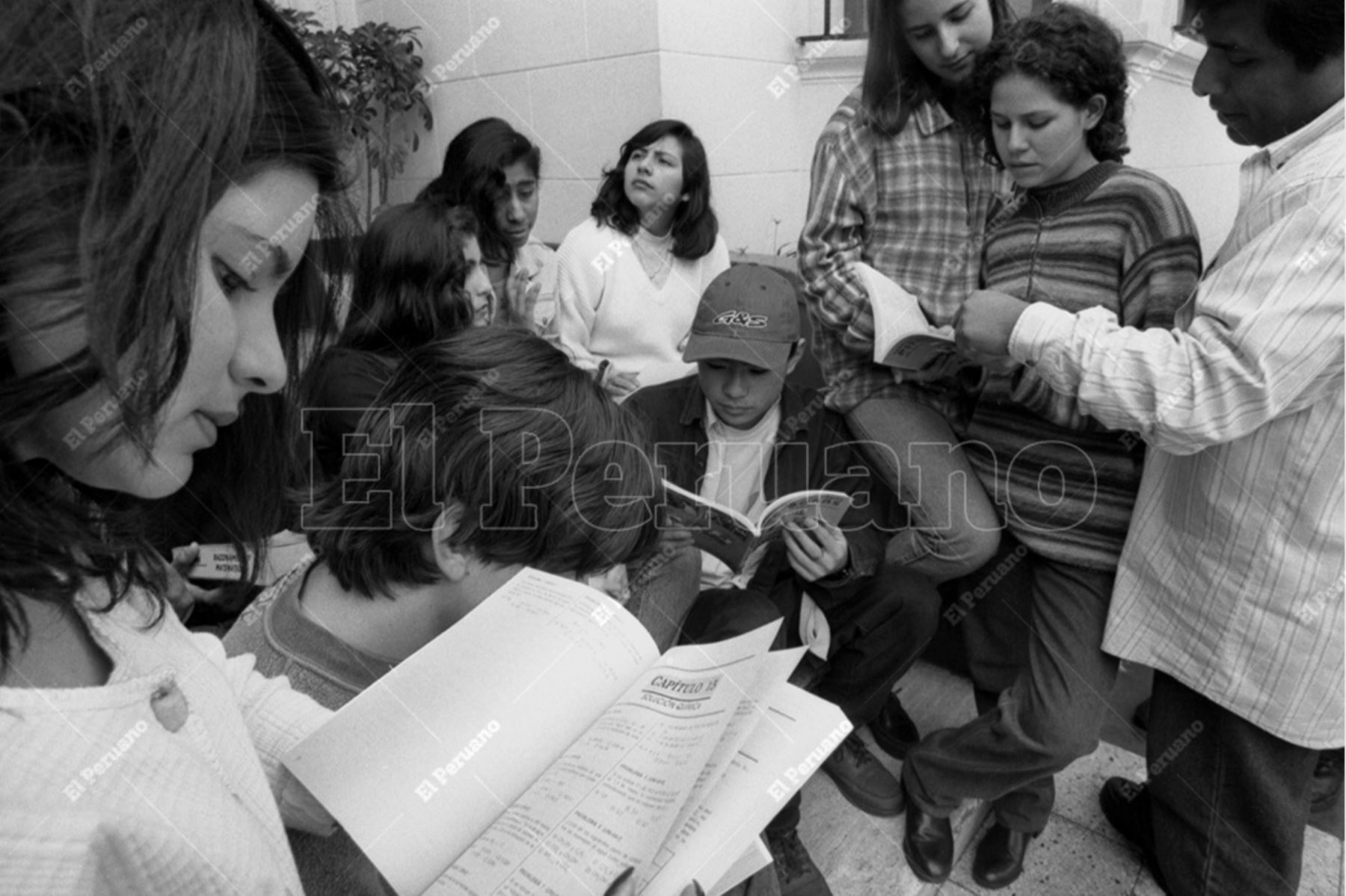Lima - 2 agosto 1996 / Jóvenes que se prepararan en la academia preuniversitaria Pitágoras. Foto: Archivo Histórico de El Peruano / Flor Ruiz