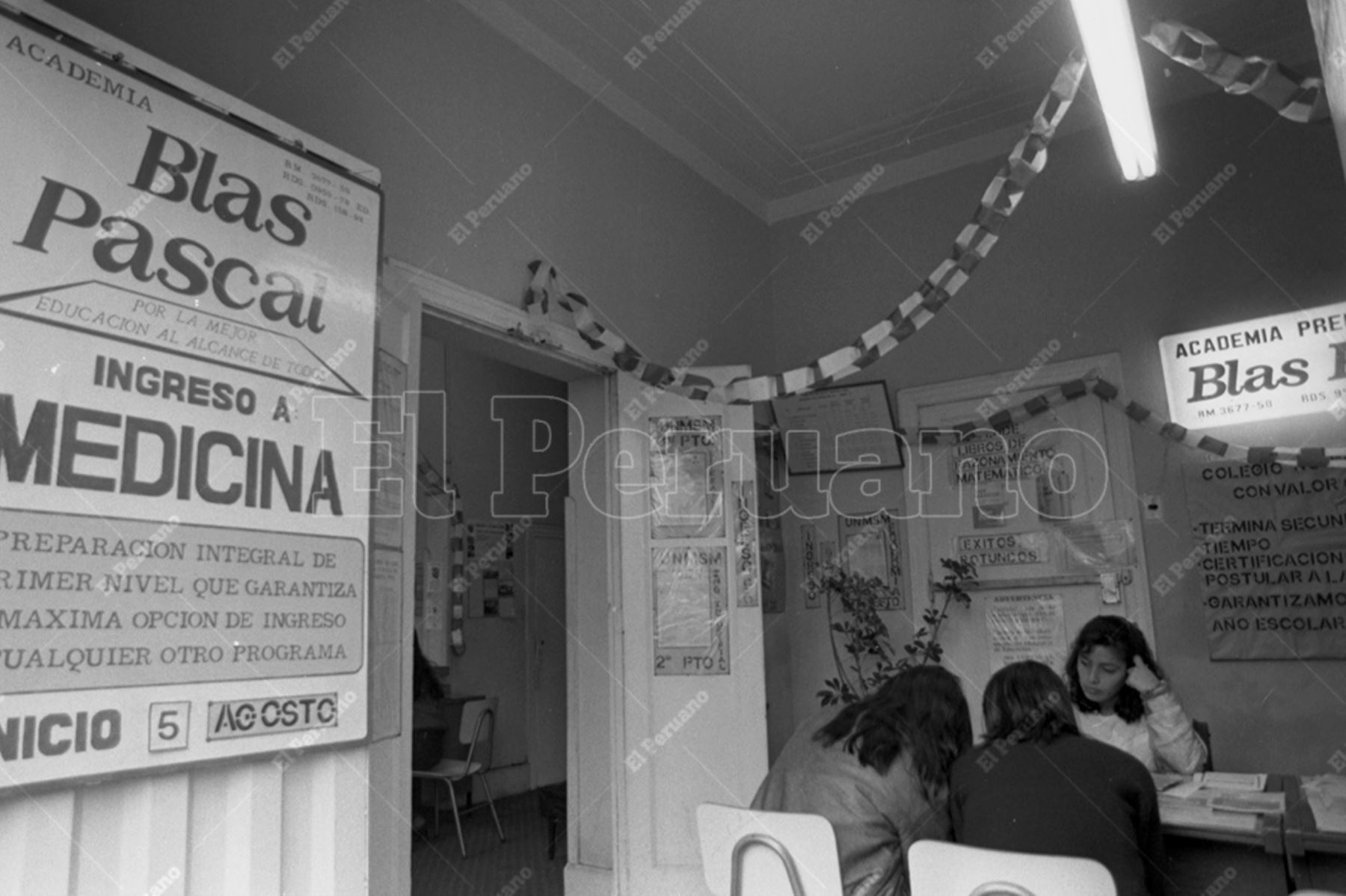 Lima - 2 agosto 1996 / Oficina de informes de la academia preuniversitaria Blas Pascal. Foto: Archivo Histórico de El Peruano / Flor Ruiz