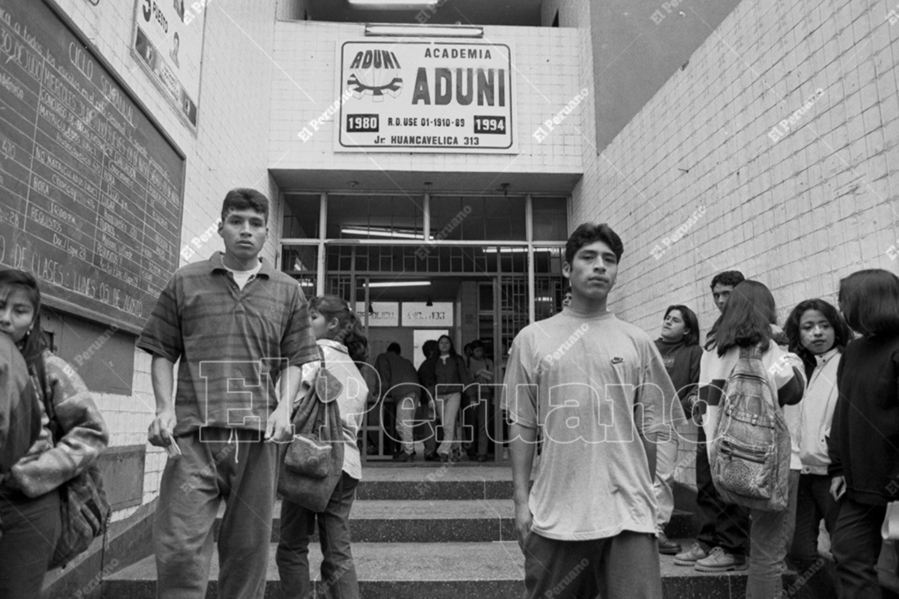 Lima - 31 julio 1996 / Academia preuniversitaria ADUNI en el jirón Huancavelica. Foto Archivo Histórico de El Peruano / Patricia Palomino