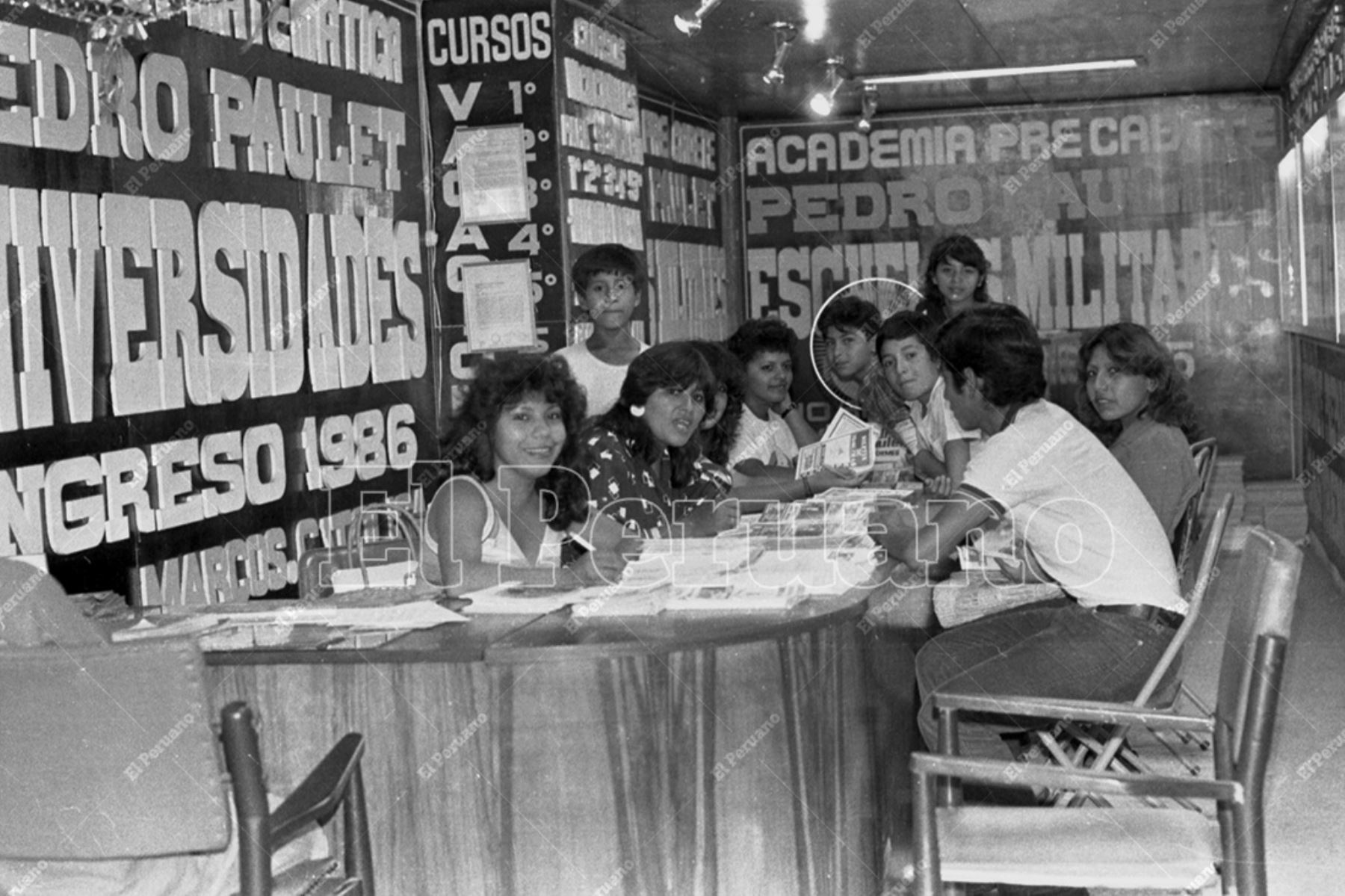 Lima - 14 enero 1986 / Jóvenes solicitando informes en academias de la avenida Wilson. Foto: Archivo Histórico de El Peruano / Oswaldo Sánchez