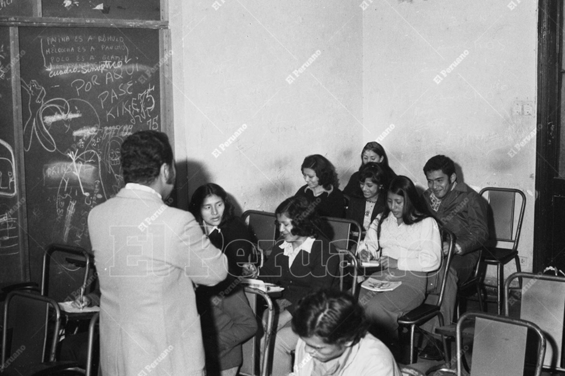 Lima - 2 agosto 1975 / Clases en la academia preuniversitaria Christian Barnard. Foto: Archivo Histórico de El Peruano / Oswaldo Sánchez