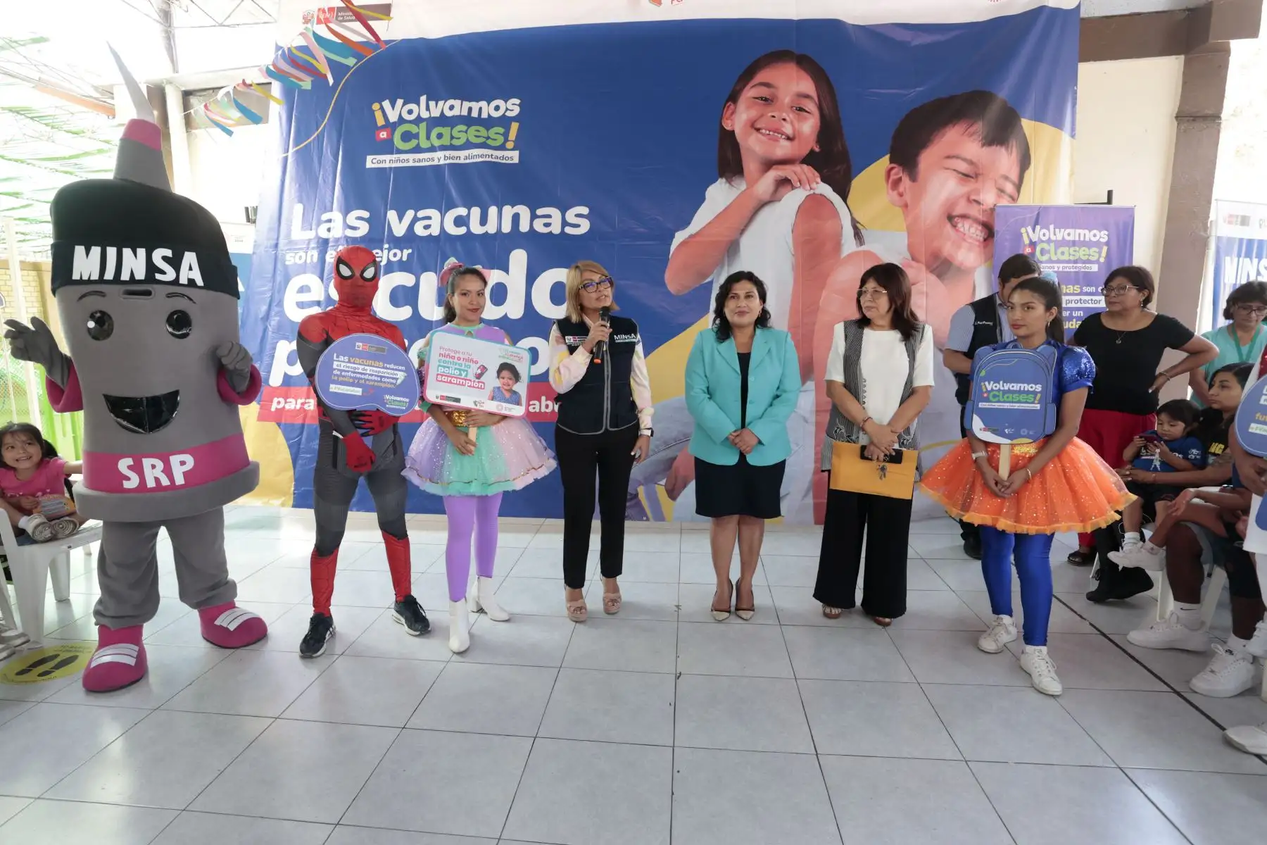 En el marco de la campaña “Volvamos a clases”, del 18 al 22 de marzo, el Ministerio de Salud, anunció la semana de vacunación en los colegios a nivel nacional. Desde el I. E. 086 - Nuestra Señora del Carmen en Santiago de Surco, el Minsa dio inicio a esta campaña que contará con especialistas de la salud explicándole a los padres de familia la importancia de vacunación en menores de 5 años, ya que debido a la pandemia, los últimos tres años se incrementaron las brechas de cobertura de las vacunas a niños y jóvenes, lo cual es un riesgo de rebrote de enfermedades.
Foto: ANDINA/Vidal Tarqui