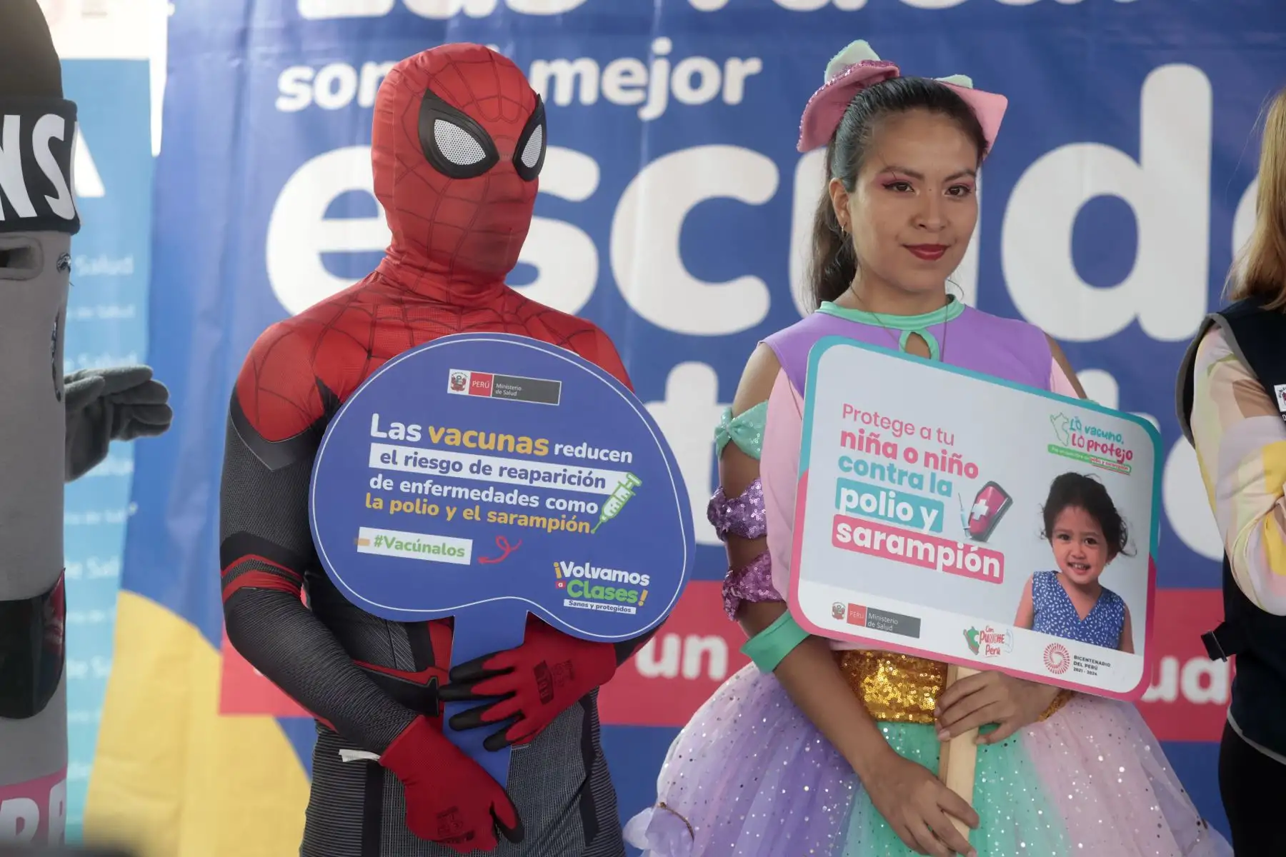 En el marco de la campaña “Volvamos a clases”, del 18 al 22 de marzo, el Ministerio de Salud, anunció la semana de vacunación en los colegios a nivel nacional. Desde el I. E. 086 - Nuestra Señora del Carmen en Santiago de Surco, el Minsa dio inicio a esta campaña que contará con especialistas de la salud explicándole a los padres de familia la importancia de vacunación en menores de 5 años, ya que debido a la pandemia, los últimos tres años se incrementaron las brechas de cobertura de las vacunas a niños y jóvenes, lo cual es un riesgo de rebrote de enfermedades.
Foto: ANDINA/Vidal Tarqui