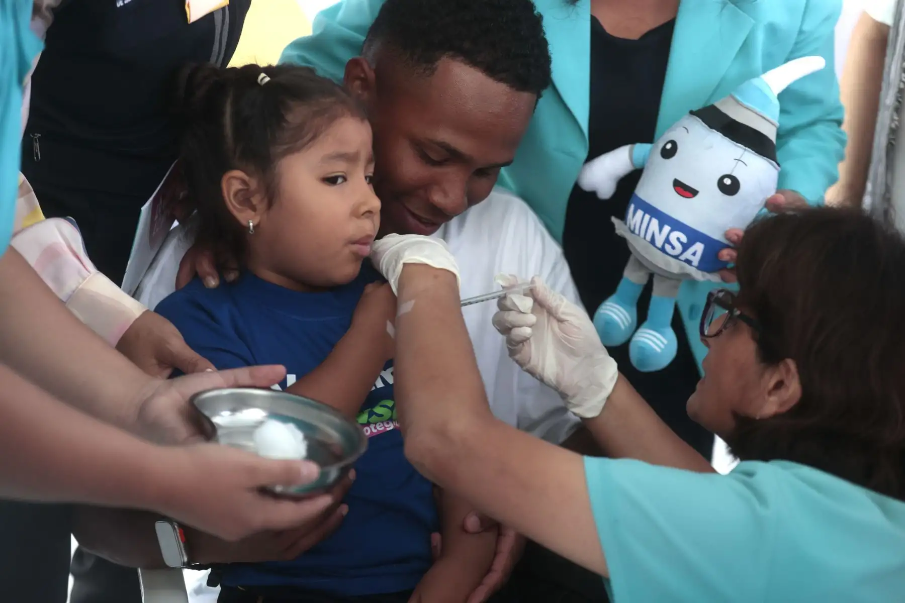 En el marco de la campaña “Volvamos a clases”, del 18 al 22 de marzo, el Ministerio de Salud, anunció la semana de vacunación en los colegios a nivel nacional. Desde el I. E. 086 - Nuestra Señora del Carmen en Santiago de Surco, el Minsa dio inicio a esta campaña que contará con especialistas de la salud explicándole a los padres de familia la importancia de vacunación en menores de 5 años, ya que debido a la pandemia, los últimos tres años se incrementaron las brechas de cobertura de las vacunas a niños y jóvenes, lo cual es un riesgo de rebrote de enfermedades.
Foto: ANDINA/Vidal Tarqui