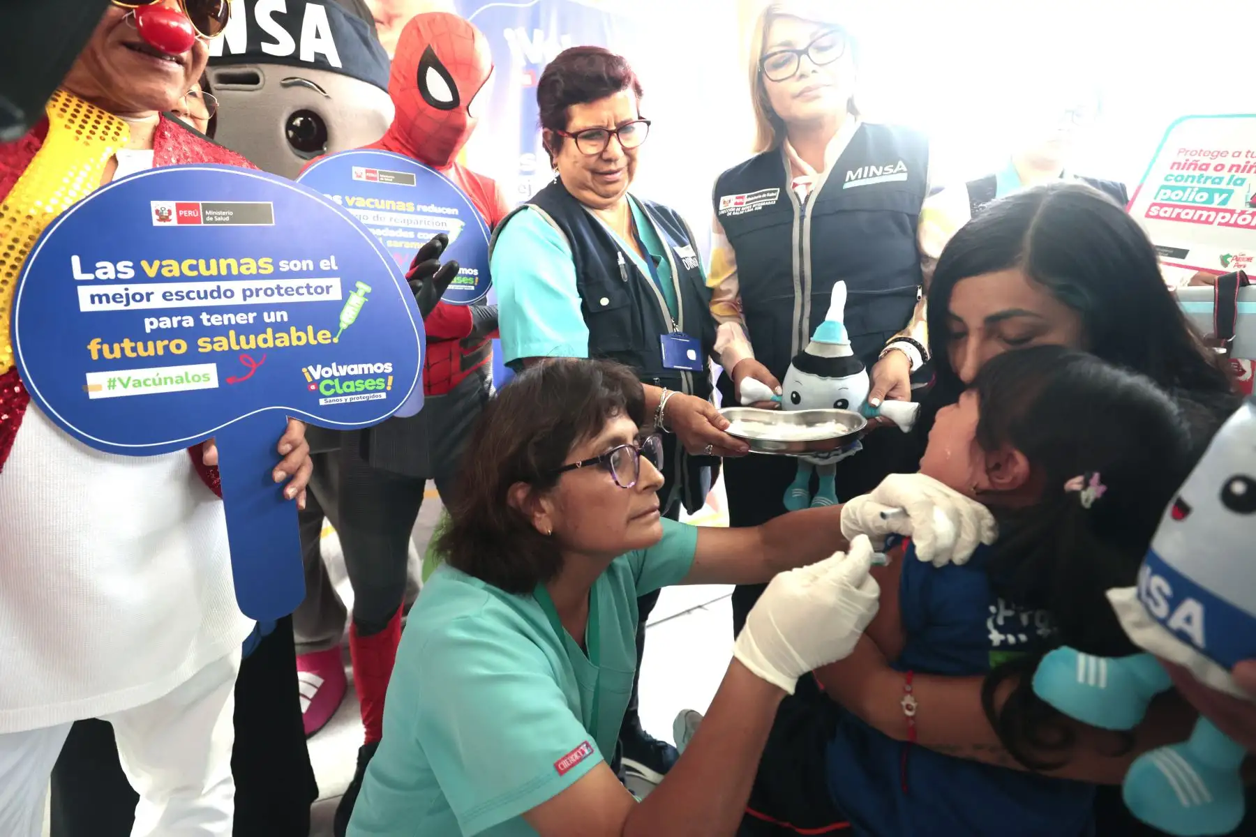 En el marco de la campaña “Volvamos a clases”, del 18 al 22 de marzo, el Ministerio de Salud, anunció la semana de vacunación en los colegios a nivel nacional. Desde el I. E. 086 - Nuestra Señora del Carmen en Santiago de Surco, el Minsa dio inicio a esta campaña que contará con especialistas de la salud explicándole a los padres de familia la importancia de vacunación en menores de 5 años, ya que debido a la pandemia, los últimos tres años se incrementaron las brechas de cobertura de las vacunas a niños y jóvenes, lo cual es un riesgo de rebrote de enfermedades.
Foto: ANDINA/Vidal Tarqui