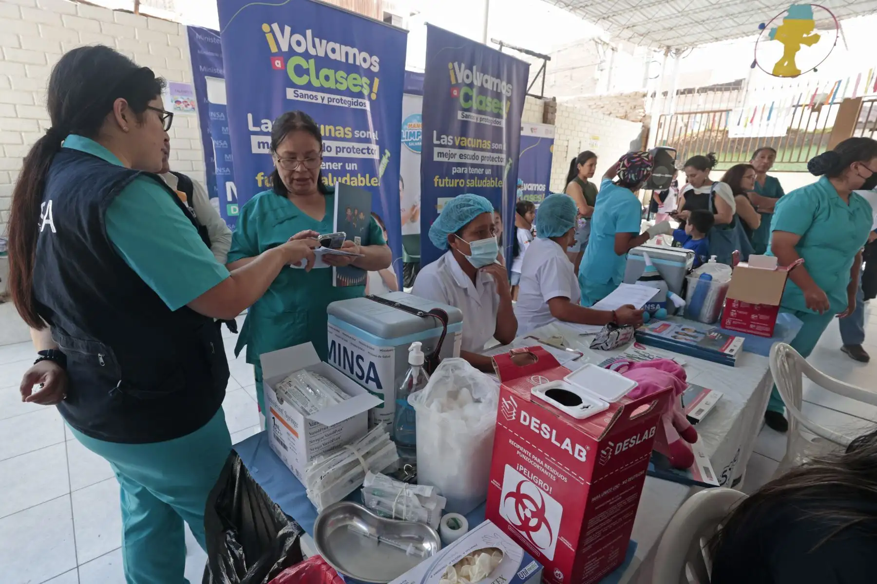 En el marco de la campaña “Volvamos a clases”, del 18 al 22 de marzo, el Ministerio de Salud, anunció la semana de vacunación en los colegios a nivel nacional. Desde el I. E. 086 - Nuestra Señora del Carmen en Santiago de Surco, el Minsa dio inicio a esta campaña que contará con especialistas de la salud explicándole a los padres de familia la importancia de vacunación en menores de 5 años, ya que debido a la pandemia, los últimos tres años se incrementaron las brechas de cobertura de las vacunas a niños y jóvenes, lo cual es un riesgo de rebrote de enfermedades.
Foto: ANDINA/Vidal Tarqui