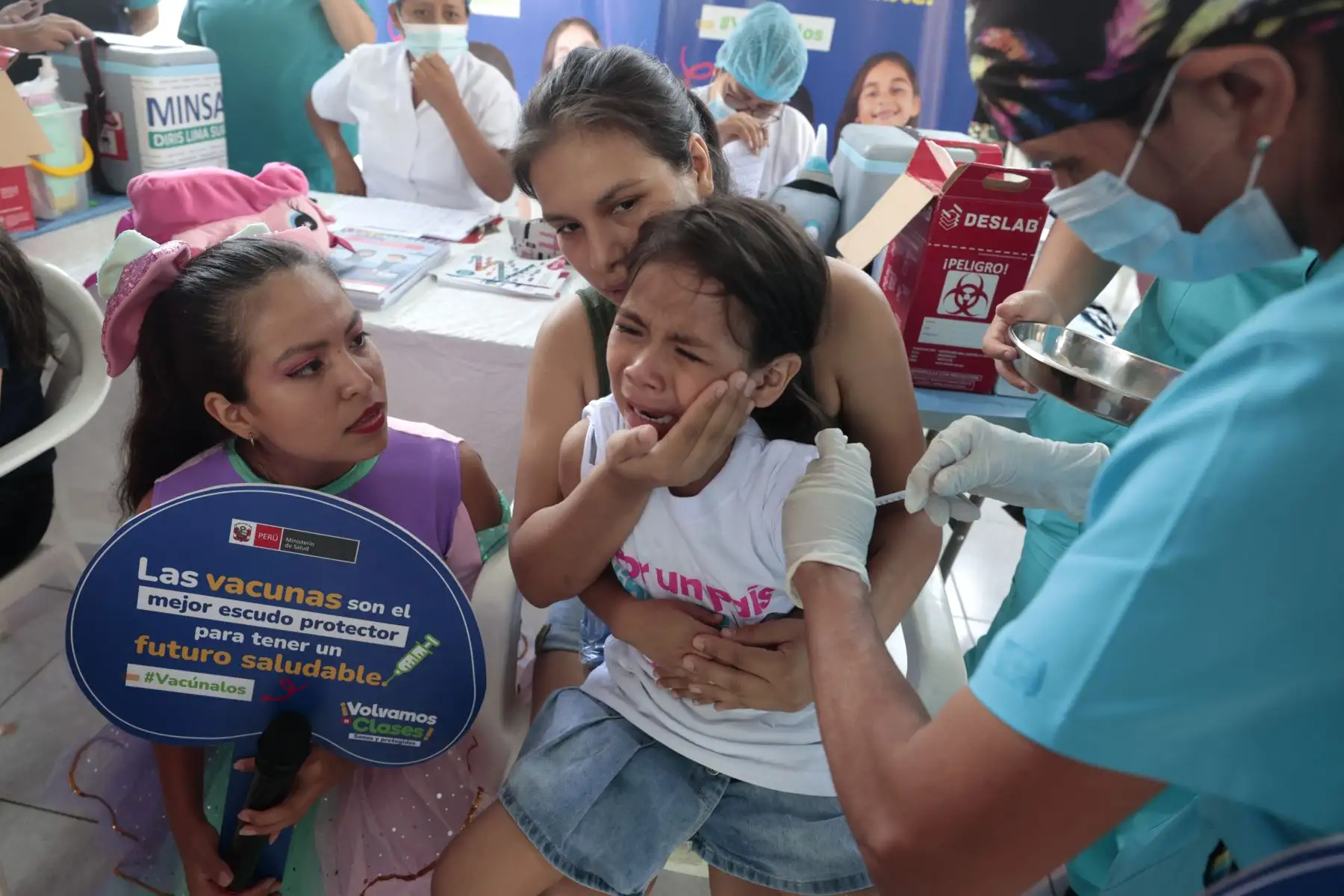 En el marco de la campaña “Volvamos a clases”, del 18 al 22 de marzo, el Ministerio de Salud, anunció la semana de vacunación en los colegios a nivel nacional. Desde el I. E. 086 - Nuestra Señora del Carmen en Santiago de Surco, el Minsa dio inicio a esta campaña que contará con especialistas de la salud explicándole a los padres de familia la importancia de vacunación en menores de 5 años, ya que debido a la pandemia, los últimos tres años se incrementaron las brechas de cobertura de las vacunas a niños y jóvenes, lo cual es un riesgo de rebrote de enfermedades.
Foto: ANDINA/Vidal Tarqui