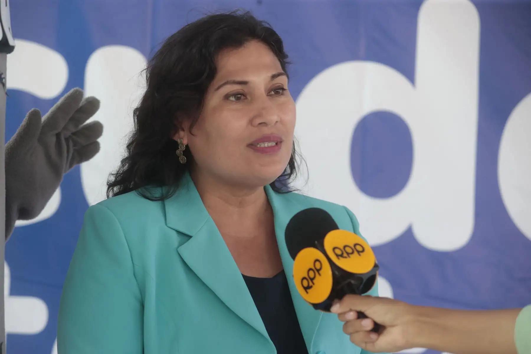 En el marco de la campaña “Volvamos a clases”, del 18 al 22 de marzo, el Ministerio de Salud, anunció la semana de vacunación en los colegios a nivel nacional. Desde el I. E. 086 - Nuestra Señora del Carmen en Santiago de Surco, el Minsa dio inicio a esta campaña que contará con especialistas de la salud explicándole a los padres de familia la importancia de vacunación en menores de 5 años, ya que debido a la pandemia, los últimos tres años se incrementaron las brechas de cobertura de las vacunas a niños y jóvenes, lo cual es un riesgo de rebrote de enfermedades.
Foto: ANDINA/Vidal Tarqui