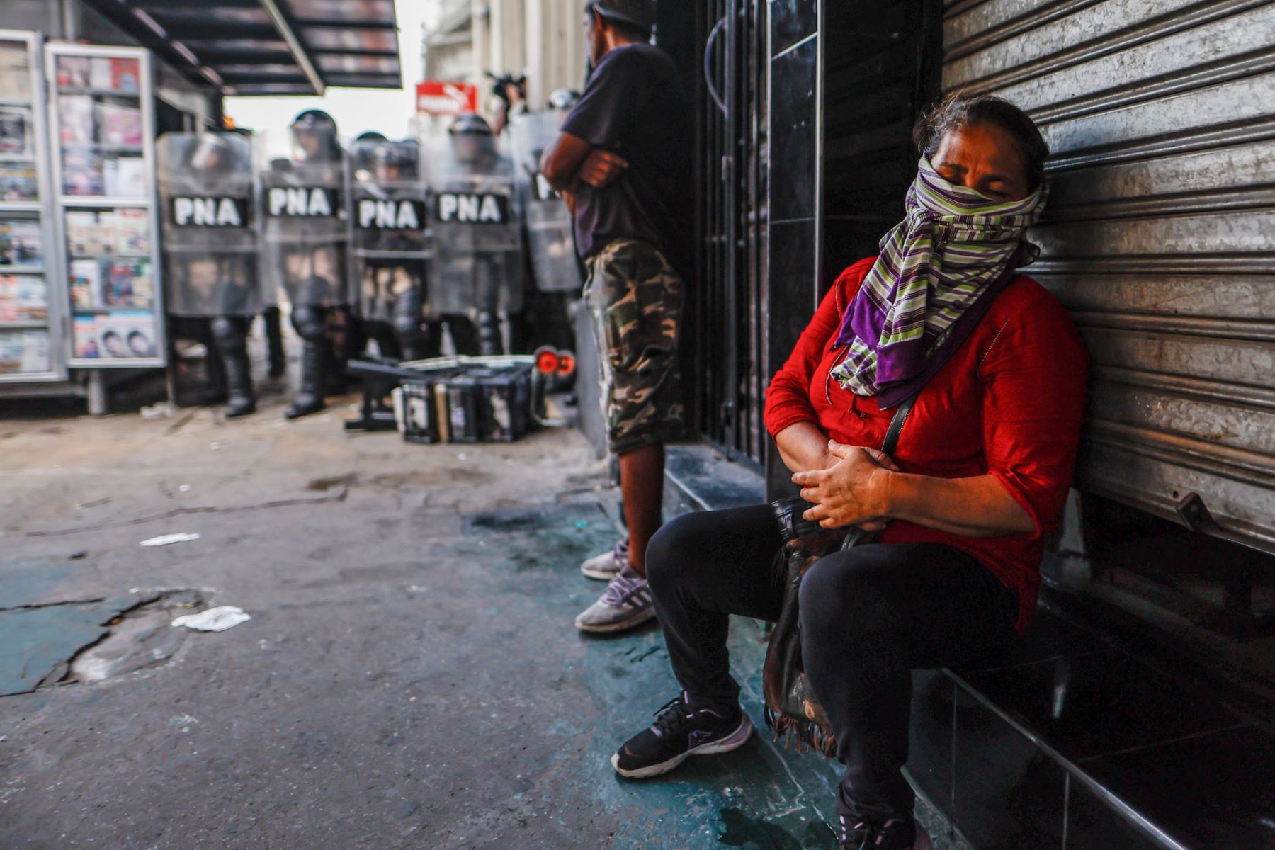 Gases y camiones hidrantes en fuerte dispositivo policial contra protestas en Buenos Aires.