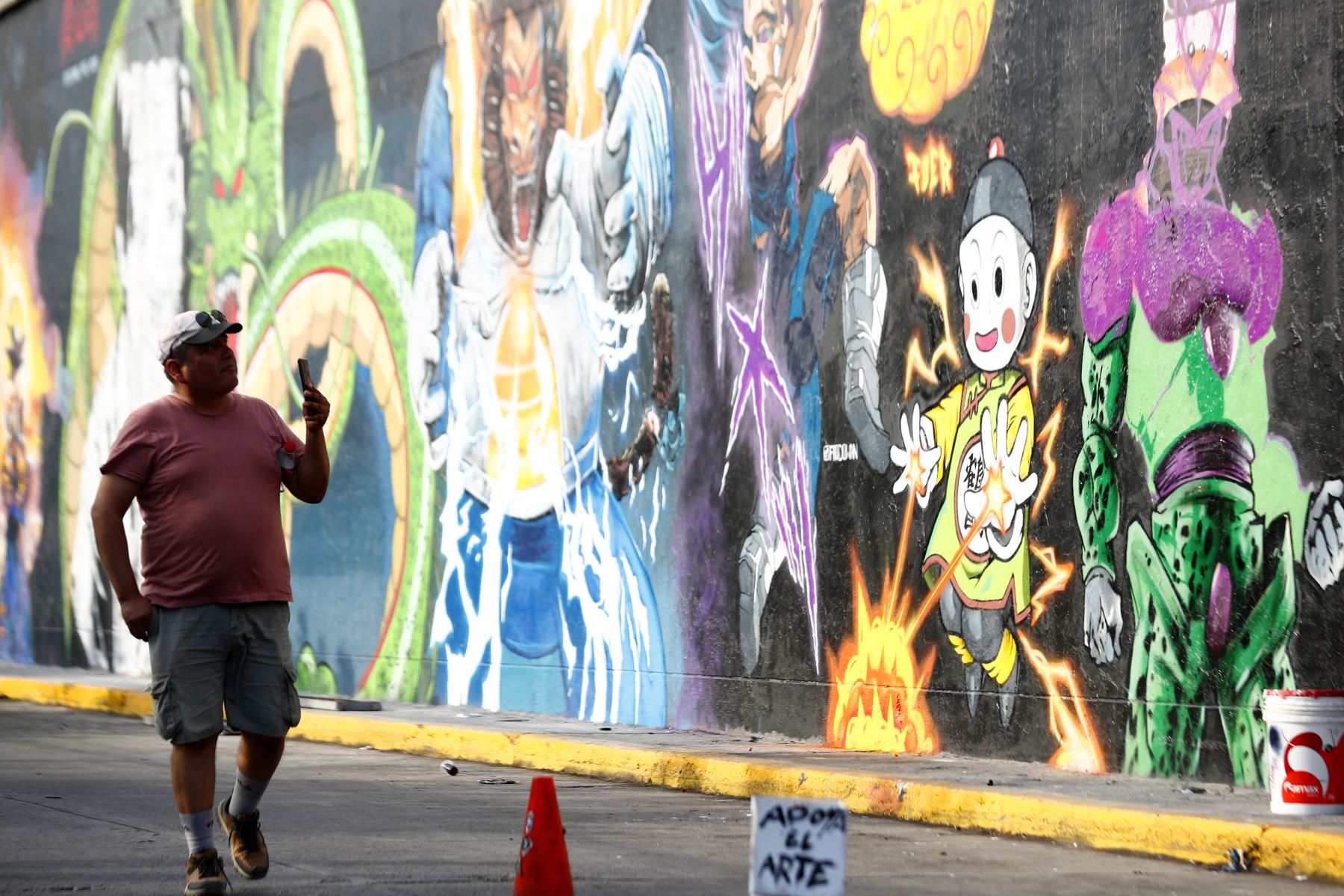 Artistas urbanos de diversos distritos de Lima le rinden homenaje al fallecido Akira Toriyama, creador de la saga de Dragon Ball, con un inmenso mural artístico en Paseo de la República, en el distrito de La Victoria, inspirado en sus principales creaciones para el anime y el manga. Foto: ANDINA/Daniel Bracamonte