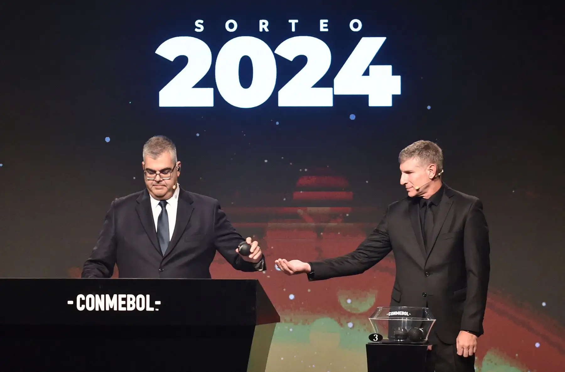 El director de Competiciones de Clubes de la Conmebol, Frederico Nantes , es asistido por el exfutbolista argentino Martín Palermo durante el sorteo de la Copa Libertadores en la sede de la Conmebol en Luque, Paraguay.
Foto: AFP