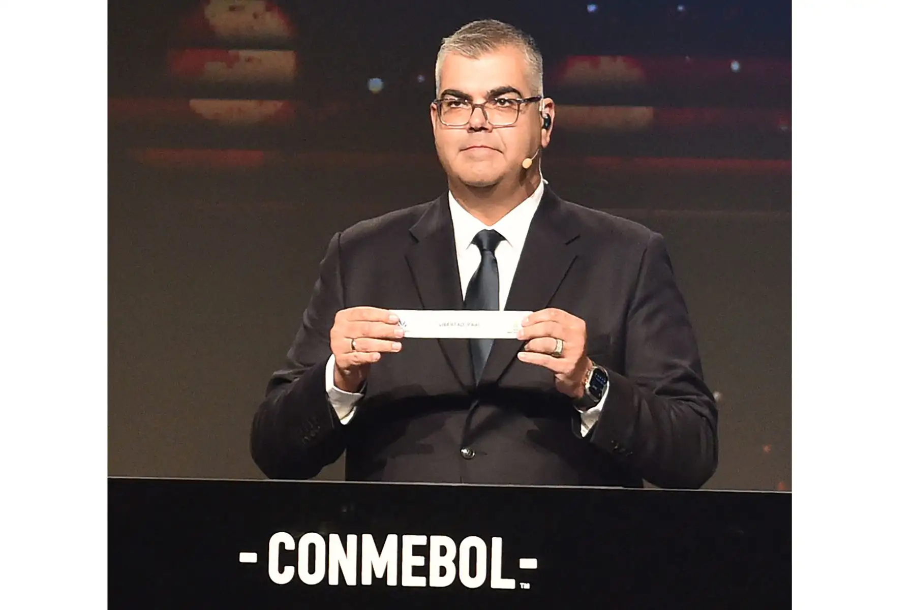 El Director de Competiciones de Clubes de la Conmebol, Frederico Nantes, muestra un desliz durante el sorteo de la Copa Libertadores en la sede de la Conmebol en Luque, Paraguay.
Foto: AFP