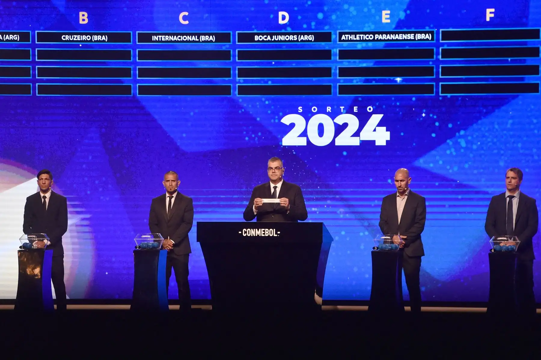 El Director de Competiciones de Clubes de Conmebol, Frederico Nantes , muestra un desliz durante el sorteo de la Copa Sudamericana en la sede de Conmebol en Luque, Paraguay.
Foto: AFP