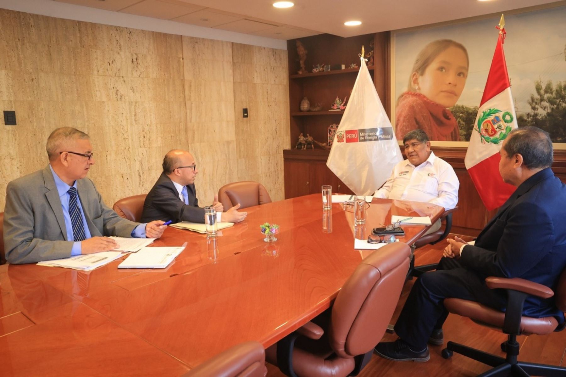 Reunión de dirigentes del Sindicato de trabajadores administrativos de Petroperú y el ministro de Energía y Minas, Romulo Mucho. Foto: Cortesía.