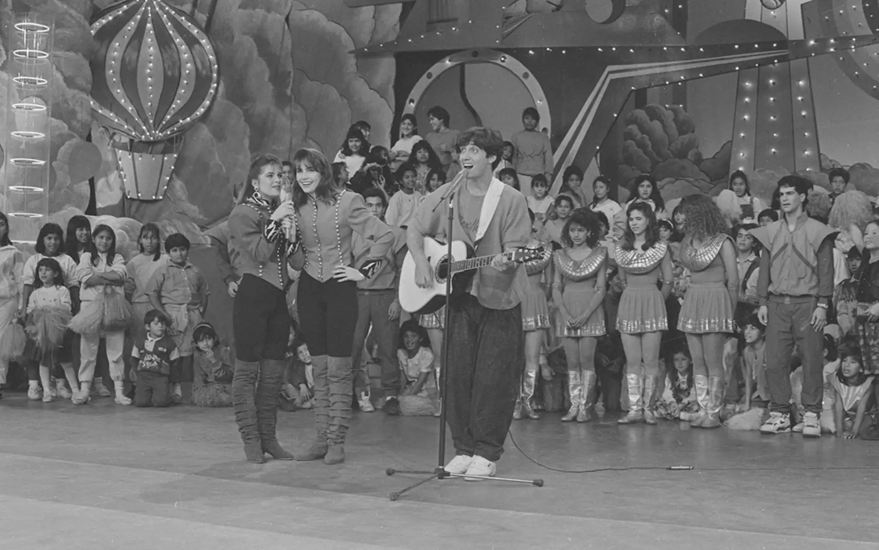 Lima - 15 junio 1991 / Las Dalinas, Mónica y Almendra junto a todo el elenco de Nubeluz,  recibieron al cantante venezolano, Guillermo "Nacho" Dávila.Foto: Archivo Histórico de El Peruano /Jorge Paz
