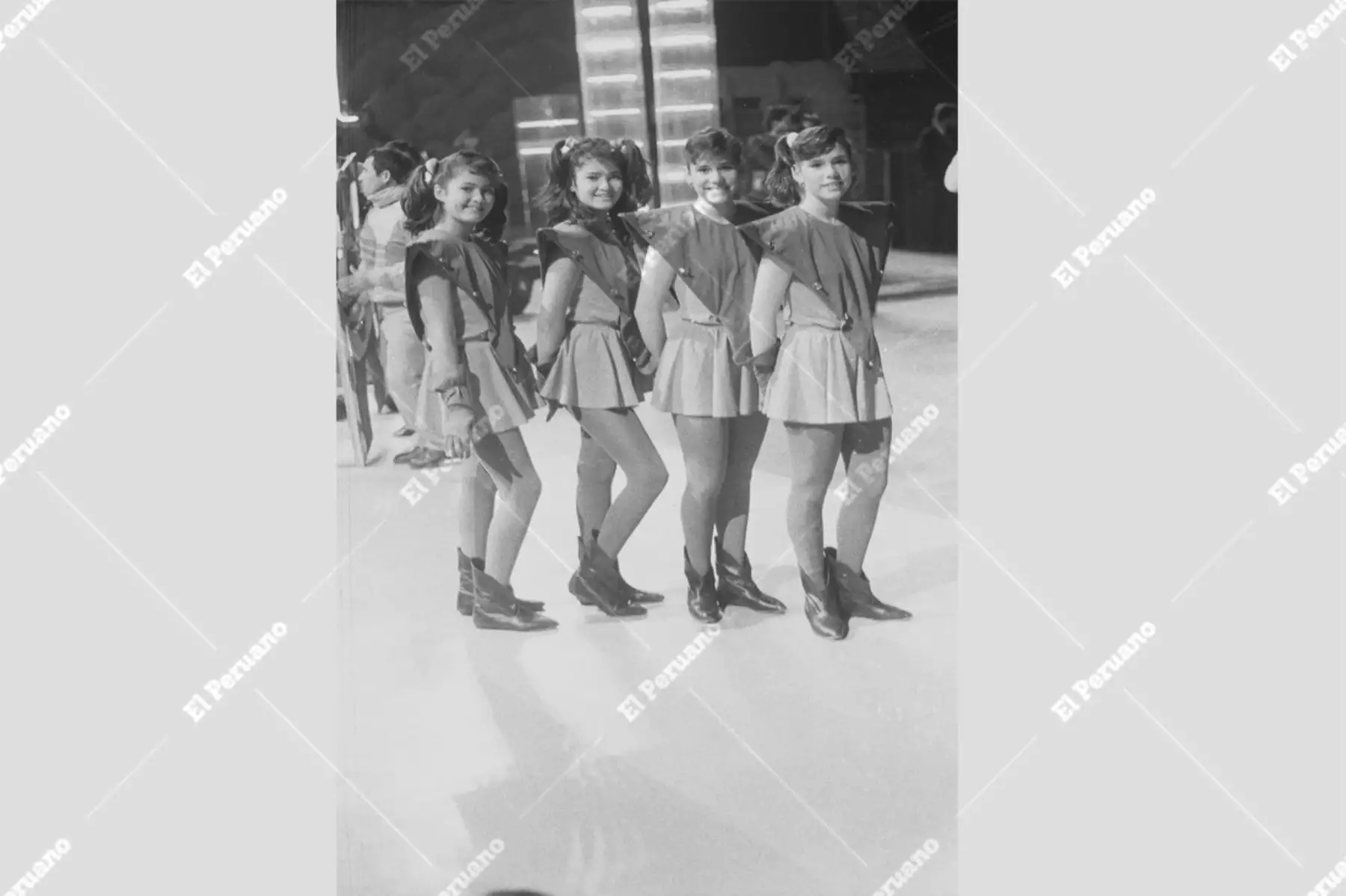Lima - 27 setiembre 1990 / Cindelas y Golmodis denominación de las ayudantes de las Dalinas, conductoras del Programa infantil Nubeluz de Panamericana televisión. Foto: Archivo Histórico de El Peruano / Rivera