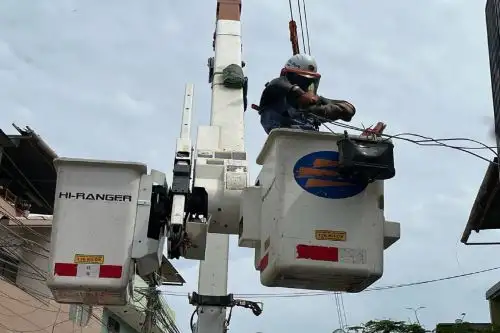 Cables de empresas de telecomunicaciones incumplen distancias mínimas de seguridad con redes eléctricas en Villa el Salvador