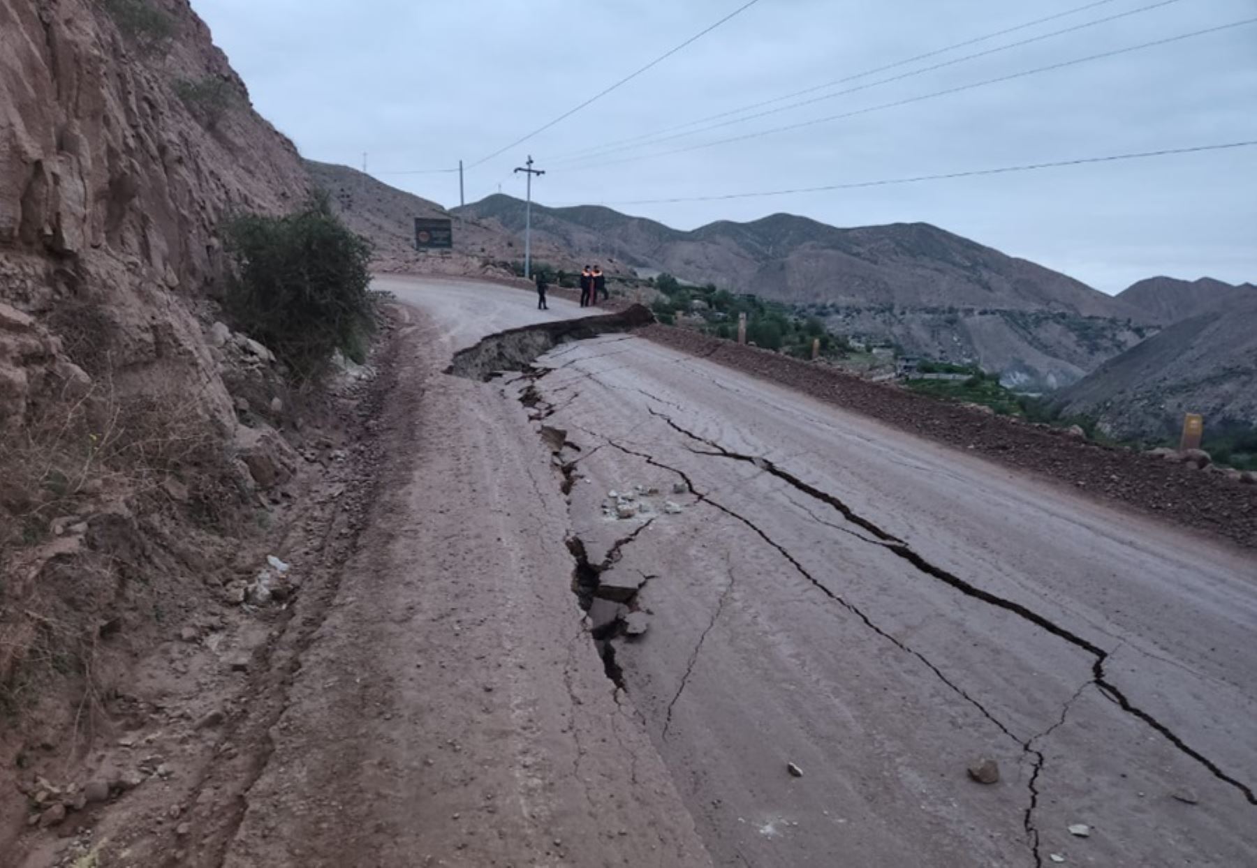 Las persistentes lluvias provocaron el desplazamiento de una masa de tierra que dañó la vía Yura Viejo - Huanca, en Arequipa, lo que afectó el tránsito vehicular en la zona.