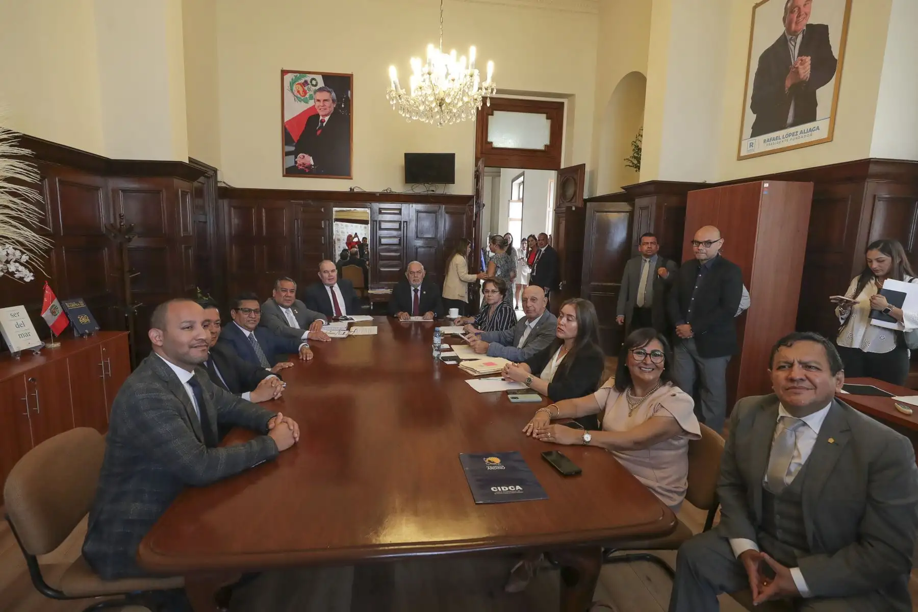 El presidente del Consejo de Ministros, Gustavo Adrianzén se reunió con la bancada de Renovación Popular, como parte de la ronda de diálogo previo a su presentación ante el Congreso para solicitar el voto de confianza. Junto a los miembros de la bancada Renovación Popular participa también el alcalde de Lima, Rafael López Aliaga presidente de la organización política.

Foto: ANDINA/PCM