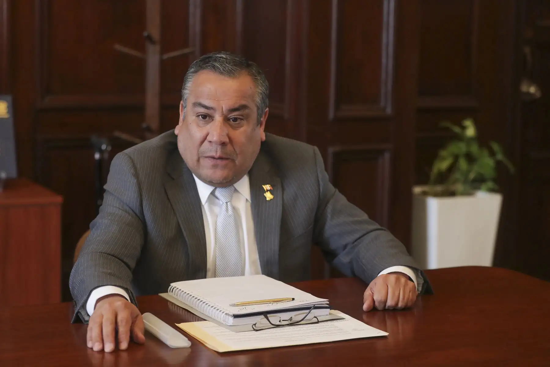 El presidente del Consejo de Ministros, Gustavo Adrianzén se reunió con la bancada de Renovación Popular, como parte de la ronda de diálogo previo a su presentación ante el Congreso para solicitar el voto de confianza. Junto a los miembros de la bancada Renovación Popular participa también el alcalde de Lima, Rafael López Aliaga presidente de la organización política.

Foto: ANDINA/PCM