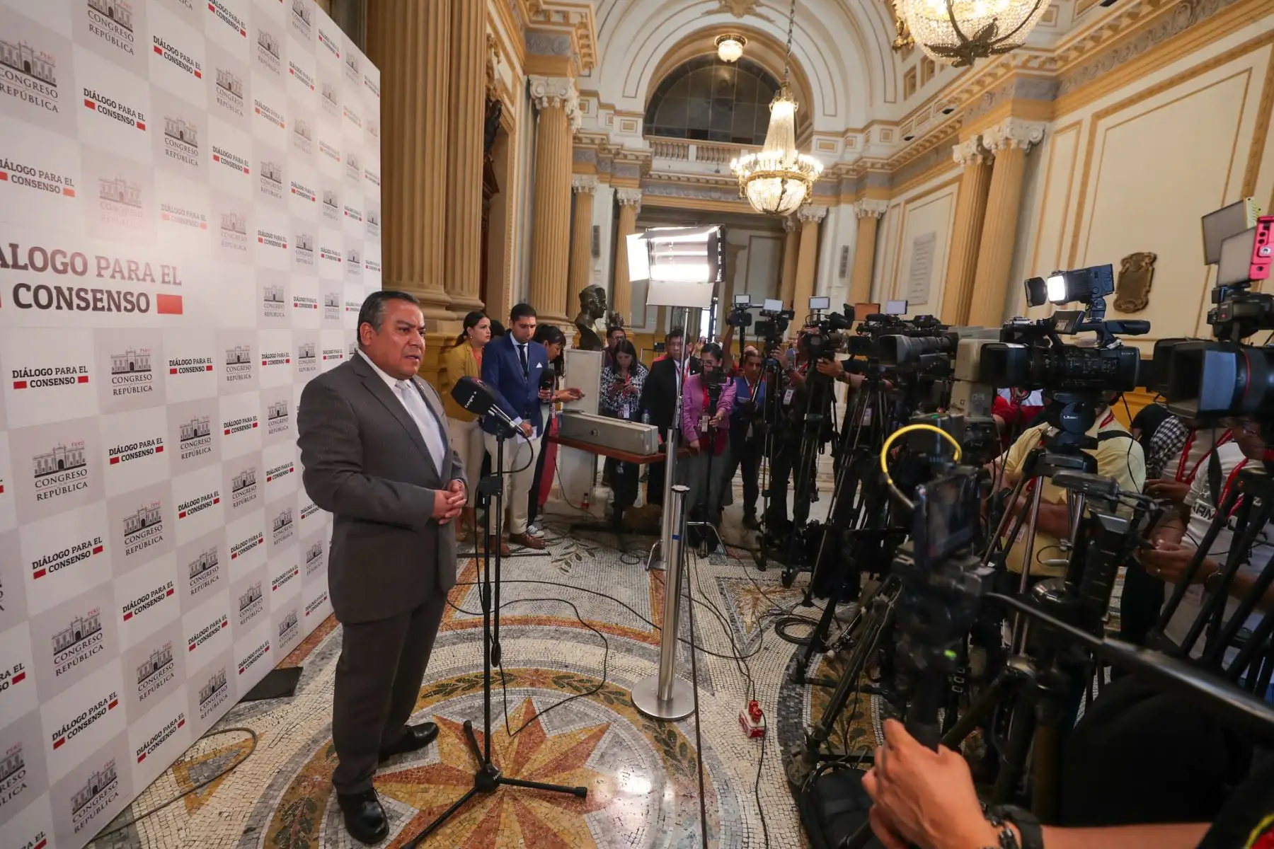 El presidente del Consejo de Ministros, Gustavo Adrianzén se reunió con la bancada de Renovación Popular, como parte de la ronda de diálogo previo a su presentación ante el Congreso para solicitar el voto de confianza. Junto a los miembros de la bancada Renovación Popular participa también el alcalde de Lima, Rafael López Aliaga presidente de la organización política.

Foto: ANDINA/PCM