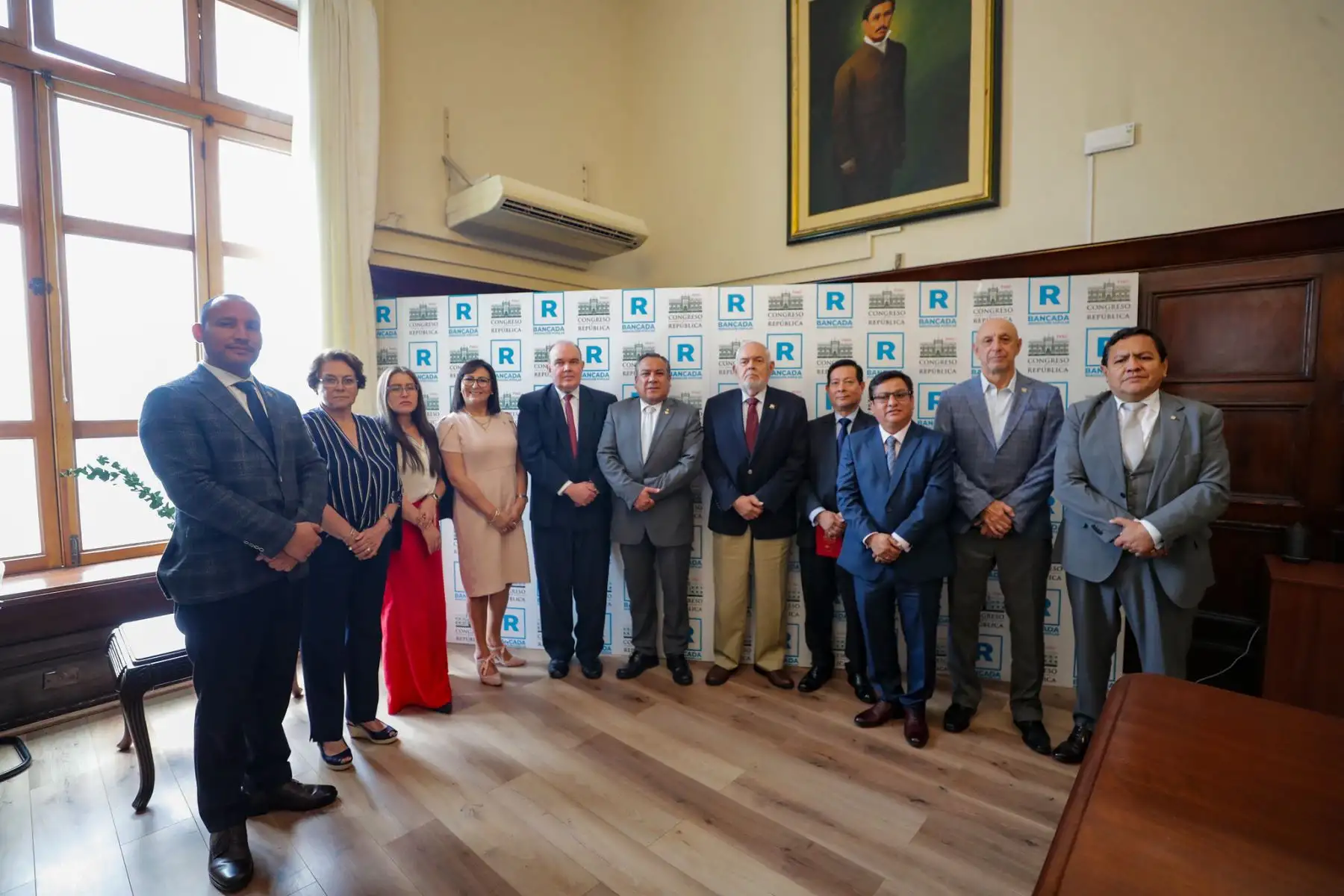 El presidente del Consejo de Ministros, Gustavo Adrianzén se reunió con la bancada de Renovación Popular, como parte de la ronda de diálogo previo a su presentación ante el Congreso para solicitar el voto de confianza. Junto a los miembros de la bancada Renovación Popular participa también el alcalde de Lima, Rafael López Aliaga presidente de la organización política.

Foto: ANDINA/PCM