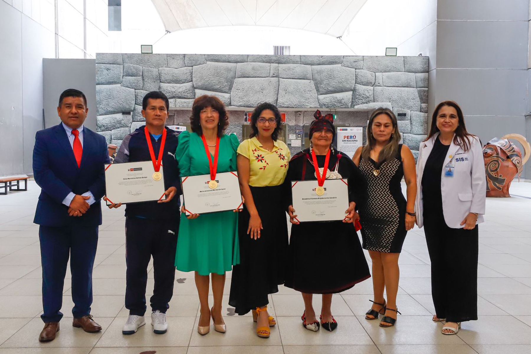 La ministra de Cultura, Leslie Urteaga Peña, en el marco de las celebraciones por el ‘Día Internacional del Artesano 2024’, entregó la distinción de Personalidad Meritoria de la Cultura a cuatro maestras y maestros del arte tradicional y la artesanía en el Perú.