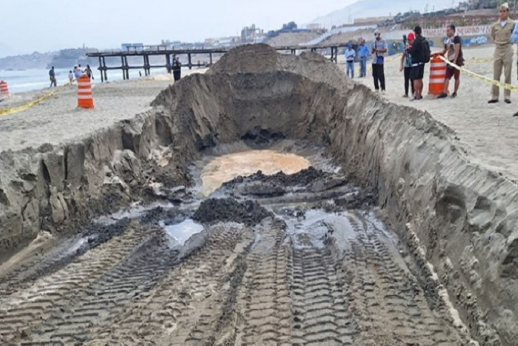 Municipalidad Distrital de Chancay realizó una excavación en la zona, en la que se detectó la presencia de una tubería que pertenecería a una empresa pesquera.