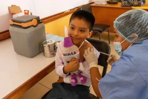 La campaña que inició en la víspera y se prolongará hasta el 25 de marzo, consiste en la visita de brigadas de vacunación a centros educativos públicos y privados, para inmunizar a niños y adolescentes que no hayan completado su esquema de vacunación regular .