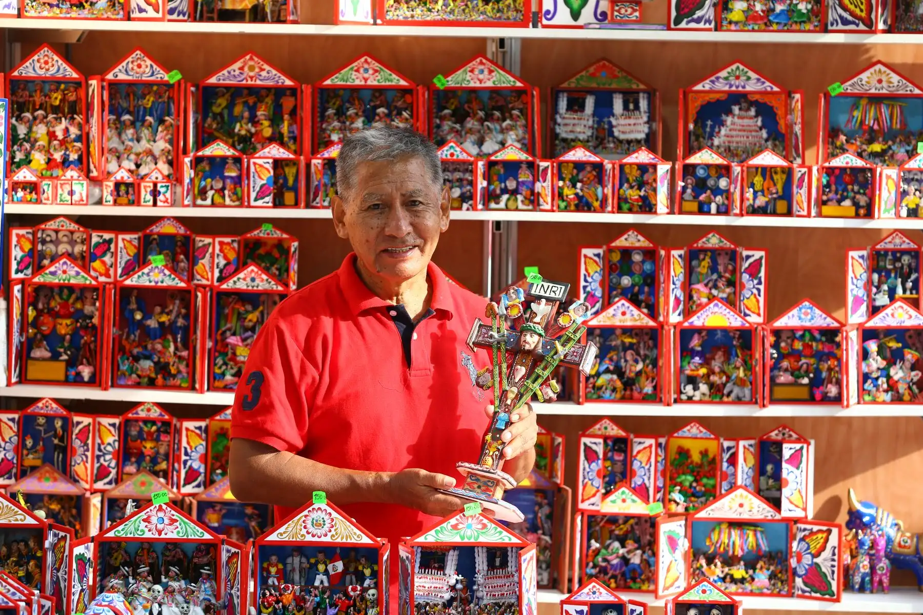 Jesús Urbano Cárdenas, proveniente de Ayacucho, es uno de los 19 artesanos de trayectoria que participa en la Feria “Amautas de la Artesanía Peruana”, inaugurada hoy martes 19 de marzo en San Borja. Foto: ANDINA/Eddy Ramos
