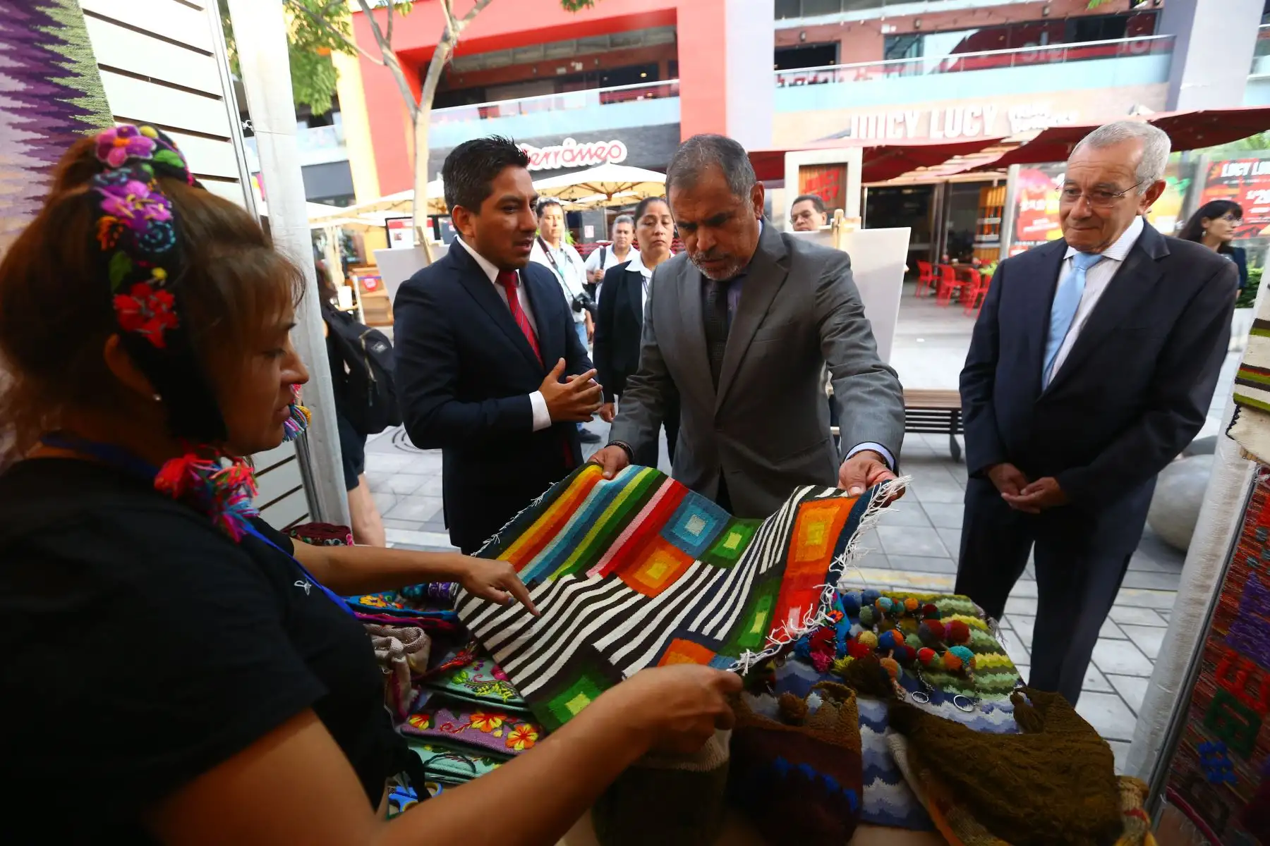 El ministro de Comercio Exterior y Turismo, Juan Carlos Mathews, participó en la inauguración de la Feria “Amautas de la Artesanía Peruana”, que reúne a 19 grandes artesanos de gran trayectoria. Foto: ANDINA/Eddy Ramos