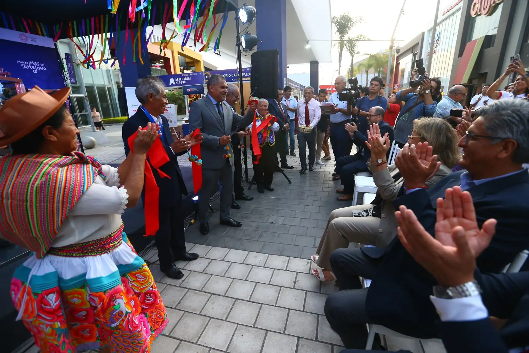 El ministro de Comercio Exterior y Turismo, Juan Carlos Mathews, participó en la inauguración de la Feria “Amautas de la Artesanía Peruana”, que reúne a 19 grandes artesanos de gran trayectoria. Foto: ANDINA/Eddy Ramos
