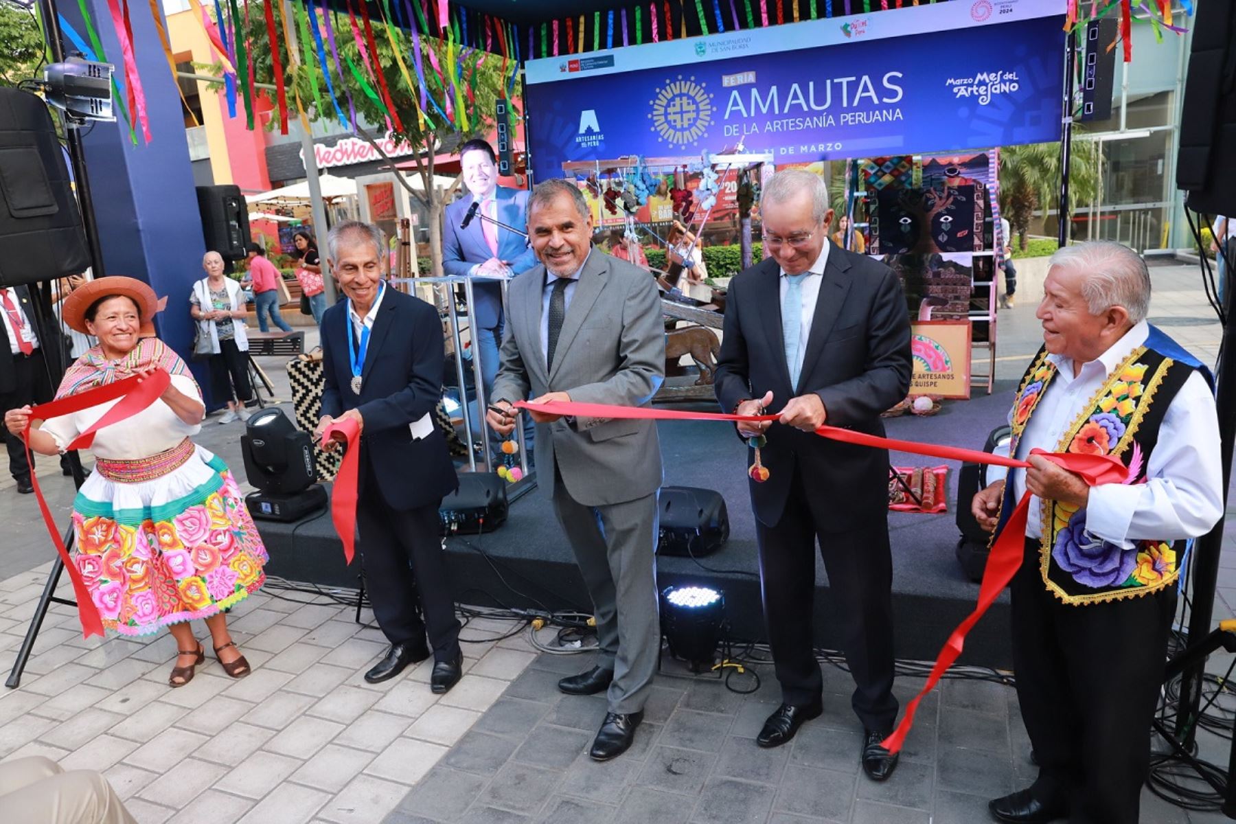 Ministro de Comercio Exterior y Turismo, Juan Carlos, inauguró la feria “Amautas de la Artesanía Peruana”, al costado del centro comercial La Rambla, en San Borja, de acceso gratuito. Foto: Cortesía.