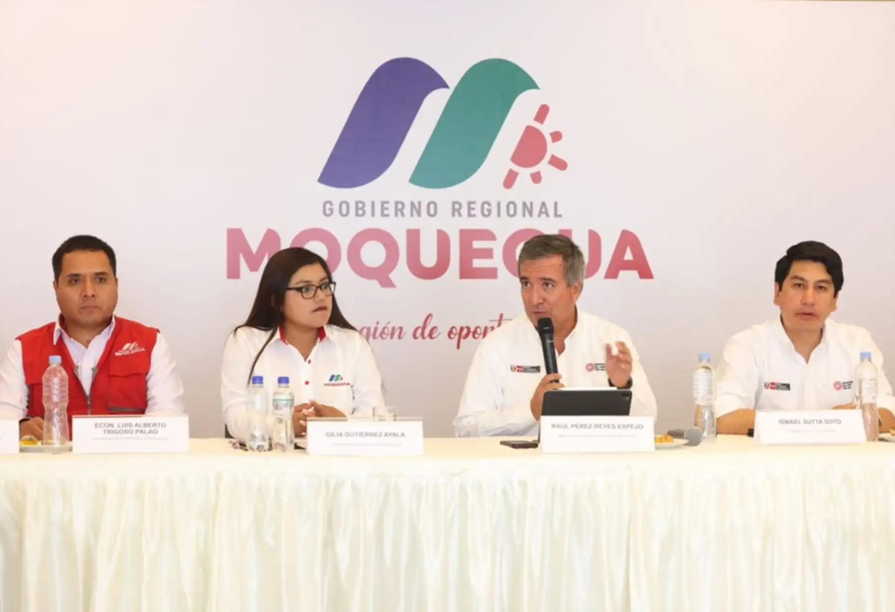 El ministro de Transportes y Comunicaciones, Raúl Pérez Reyes, junto a la gobernadora regional de Moquegua, Gilia Gutiérrez, participó en el Encuentro Intergubernamental entre ambas entidades, con el objetivo de abordar las principales necesidades de las autoridades provinciales y distritales, para avanzar en el destrabe de proyectos de infraestructura en beneficio de los ciudadanos de Ilo, General Sánchez Cerro y Mariscal Nieto.