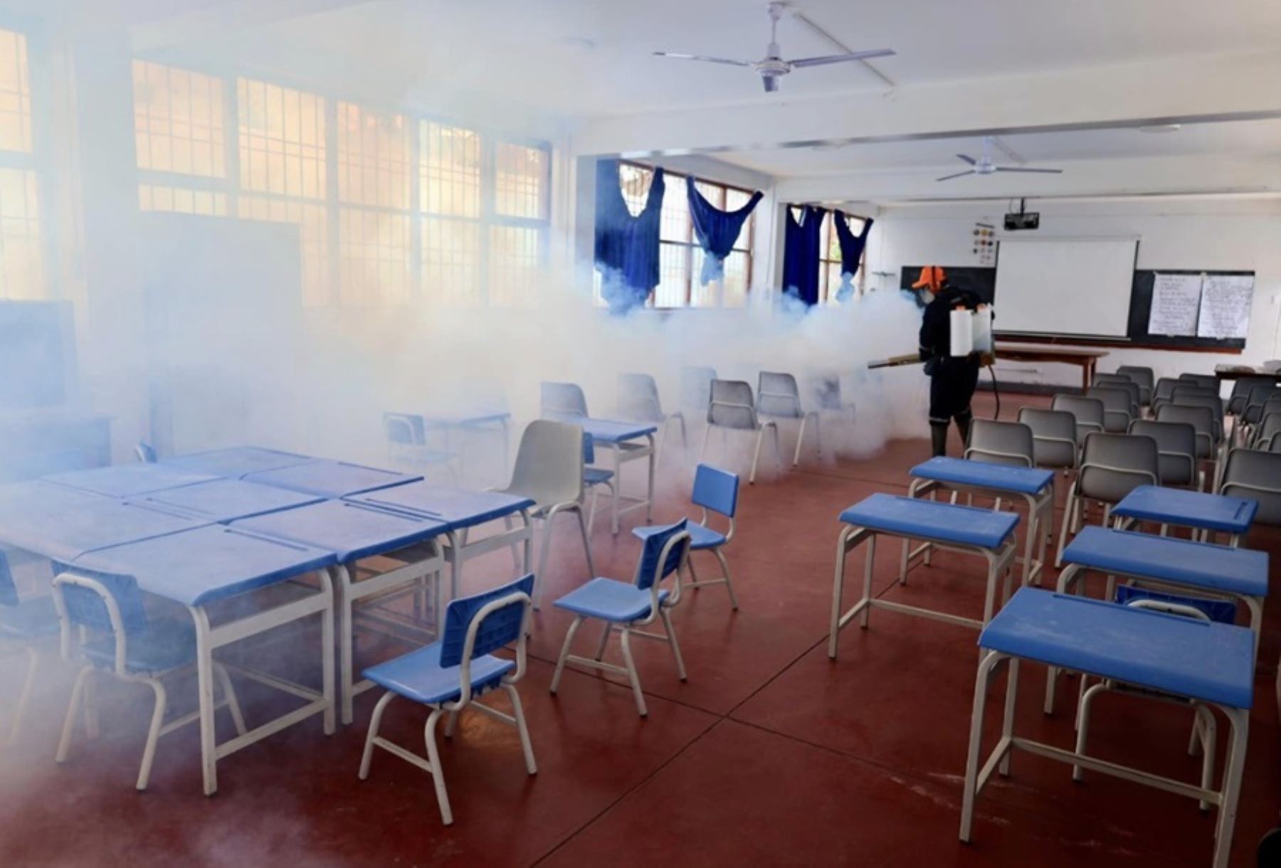 Con la finalidad de que los estudiantes puedan comenzar sus clases en ambientes seguros, se viene fumigando las diversas instituciones educativas de la provincia de Casma, en la región Áncash, al ser uno de los sectores más golpeados por el dengue.