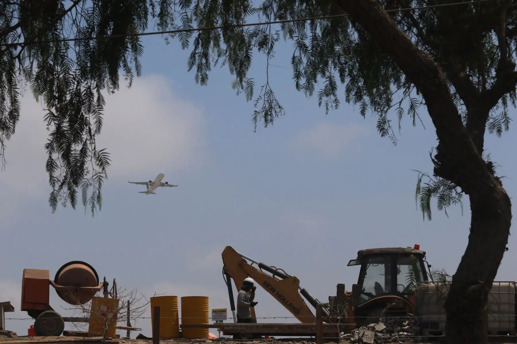 El ministro de Transportes y Comunicaciones, Raúl Pérez Reyes, supervisó los trabajos que se vienen realizando al lado del río Rímac para la instalación de los dos puentes modulares que permitirán el acceso al nuevo Aeropuerto Internacional Jorge Chávez. Anunció, además, que la obra estará concluida en setiembre del presente año.
Foto: ANDINA/Hector Vinces.