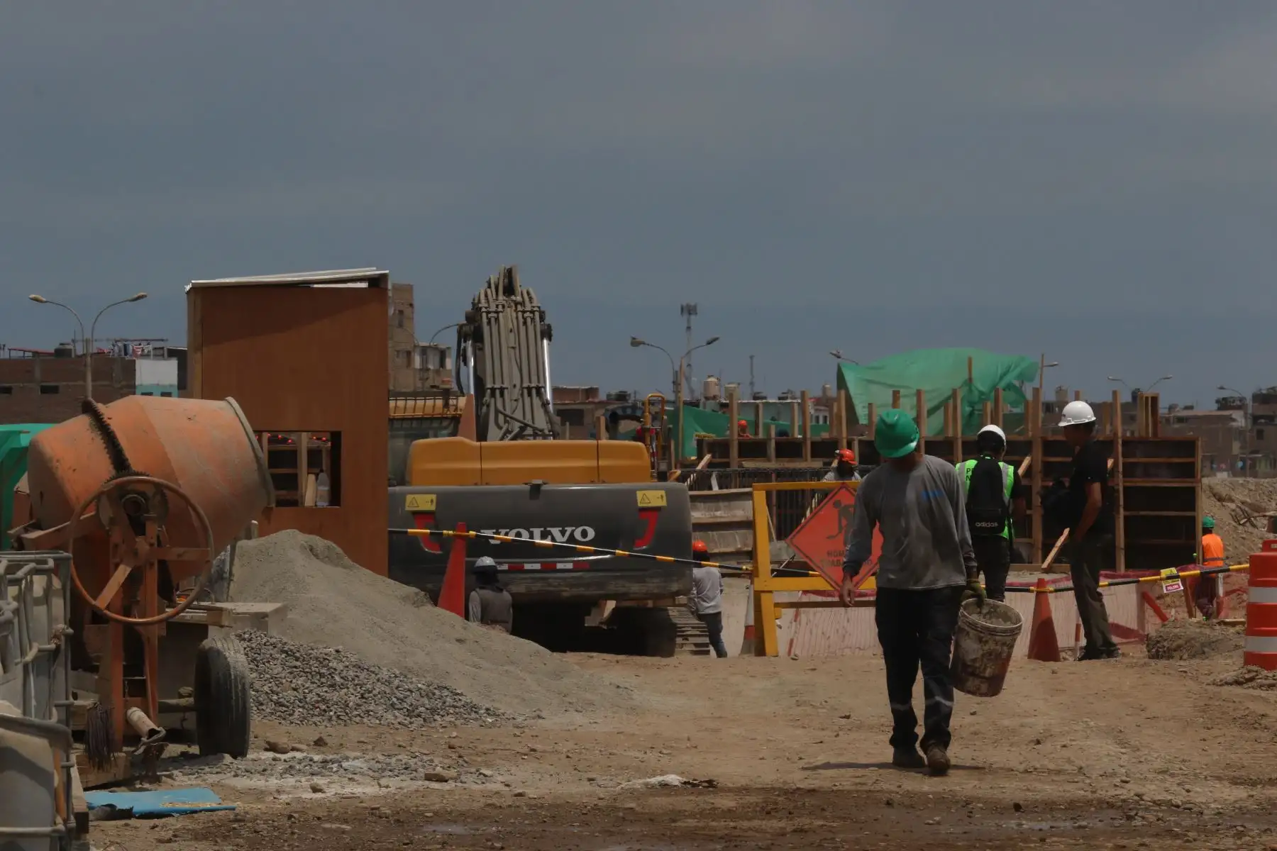 El ministro de Transportes y Comunicaciones, Raúl Pérez Reyes, supervisó los trabajos que se vienen realizando al lado del río Rímac para la instalación de los dos puentes modulares que permitirán el acceso al nuevo Aeropuerto Internacional Jorge Chávez. Anunció, además, que la obra estará concluida en setiembre del presente año.
Foto: ANDINA/Hector Vinces.
