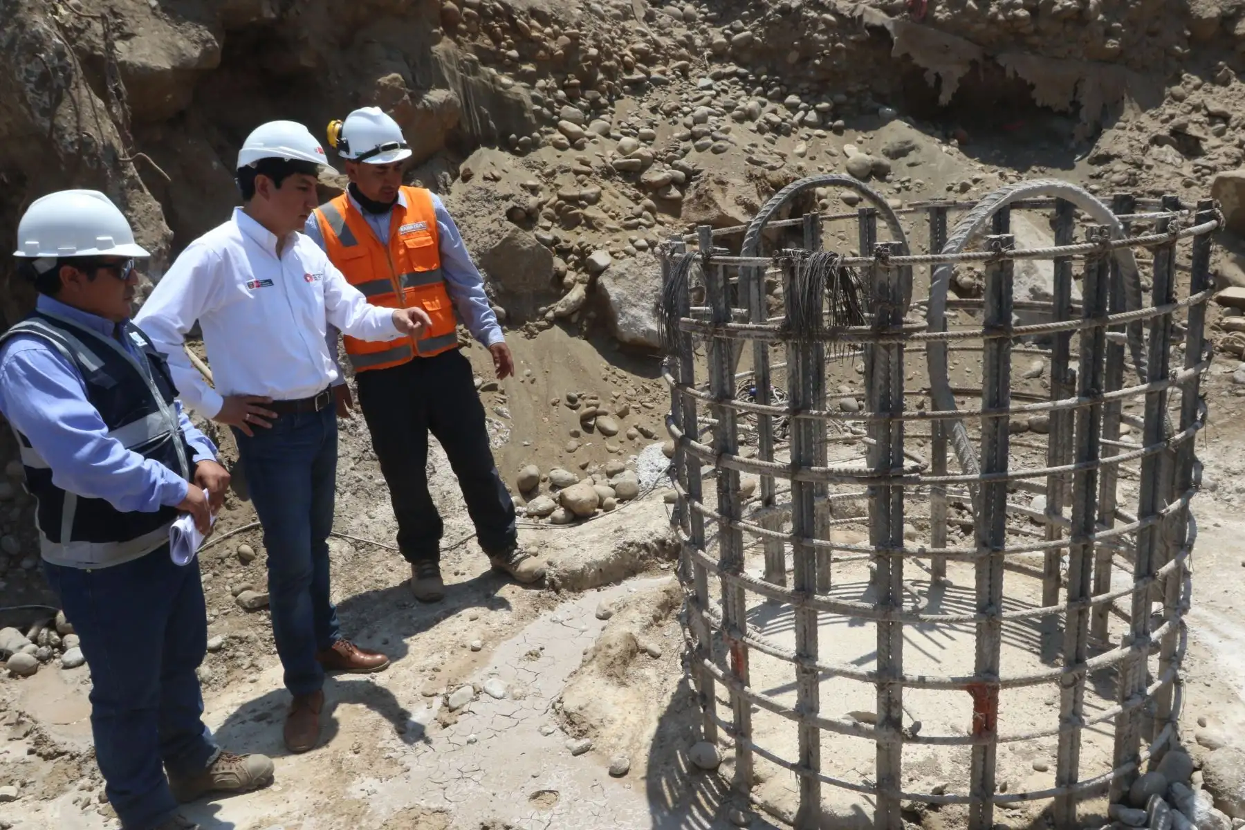 El ministro de Transportes y Comunicaciones, Raúl Pérez Reyes, supervisó los trabajos que se vienen realizando al lado del río Rímac para la instalación de los dos puentes modulares que permitirán el acceso al nuevo Aeropuerto Internacional Jorge Chávez. Anunció, además, que la obra estará concluida en setiembre del presente año.
Foto: ANDINA/Hector Vinces.