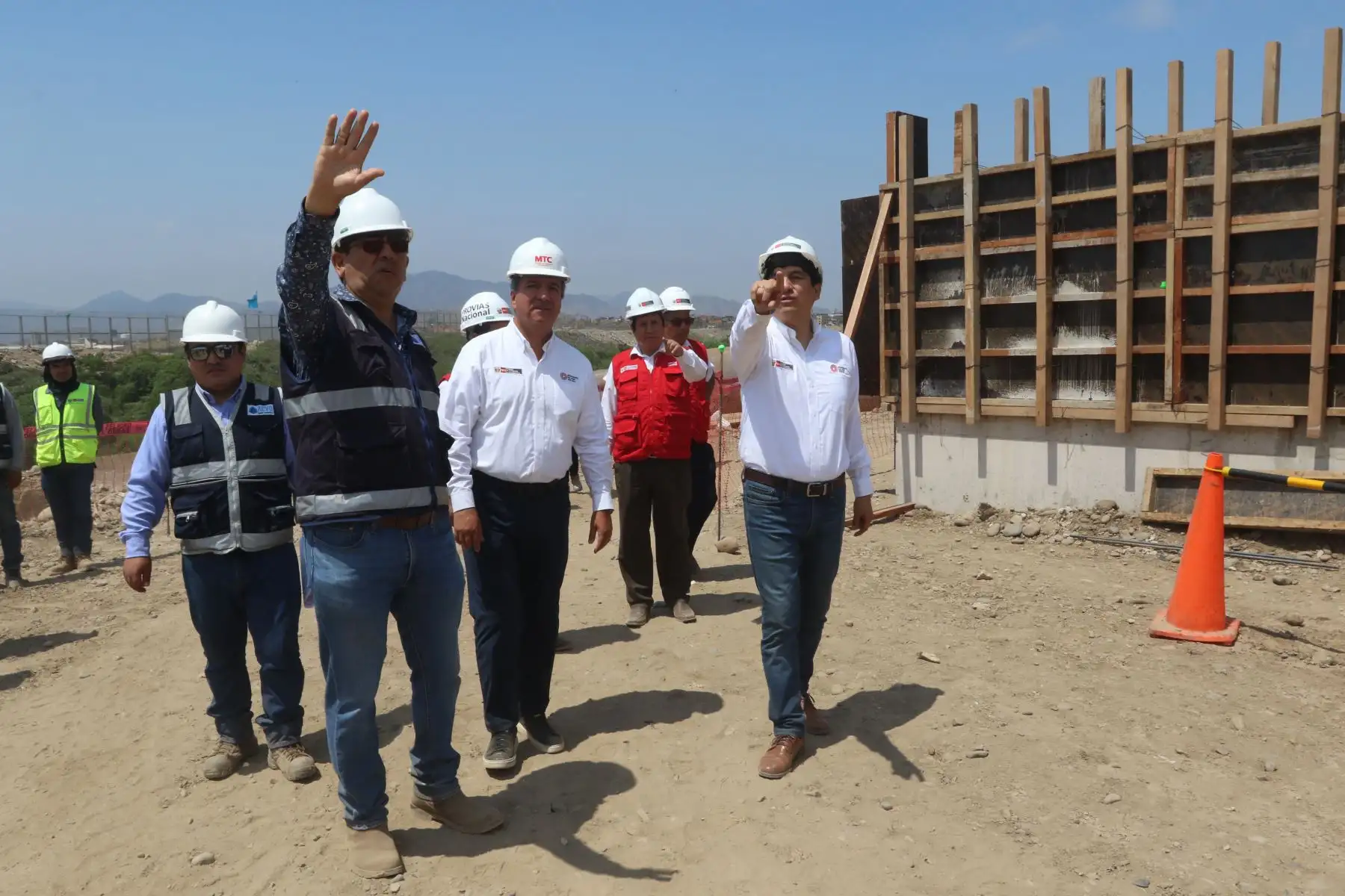El ministro de Transportes y Comunicaciones, Raúl Pérez Reyes, supervisó los trabajos que se vienen realizando al lado del río Rímac para la instalación de los dos puentes modulares que permitirán el acceso al nuevo Aeropuerto Internacional Jorge Chávez. Anunció, además, que la obra estará concluida en setiembre del presente año.
Foto: ANDINA/Hector Vinces.