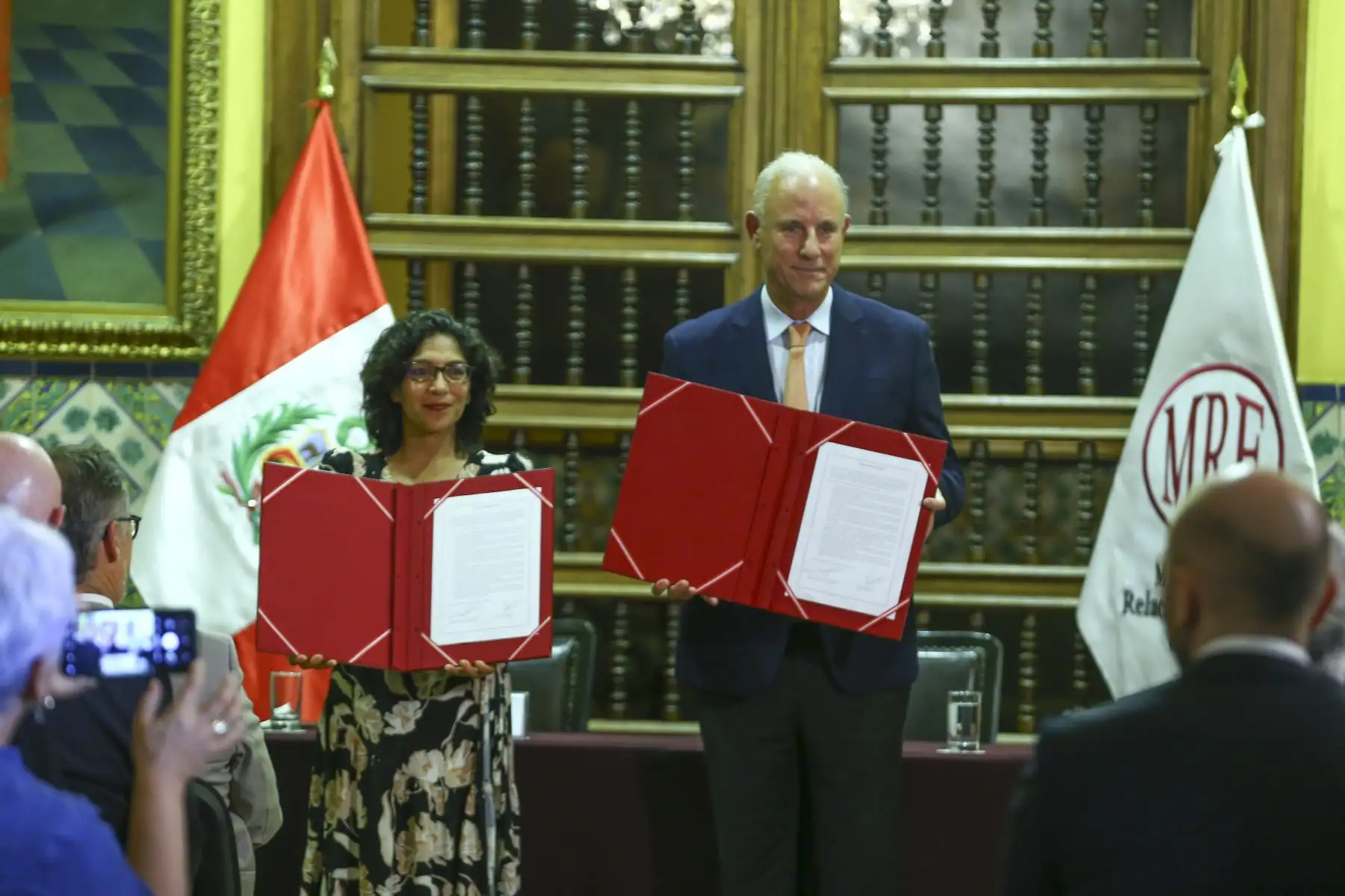 El Ministerio de Relaciones Exteriores entrega al Ministerio de Cultura (Mincul) 4600 bienes integrantes del Patrimonio Cultural de la Nación que fueron repatriados desde Alemania, Estados Unidos, Italia, Países Bajos, Portugal y Suiza. La ceremonia fue presidida por el ministro de Relaciones Exteriores, Javier Gonzáles-Olaechea, y la ministra de Cultura, Leslie Urteaga.
Foto: ANDINA/Eddy Ramos