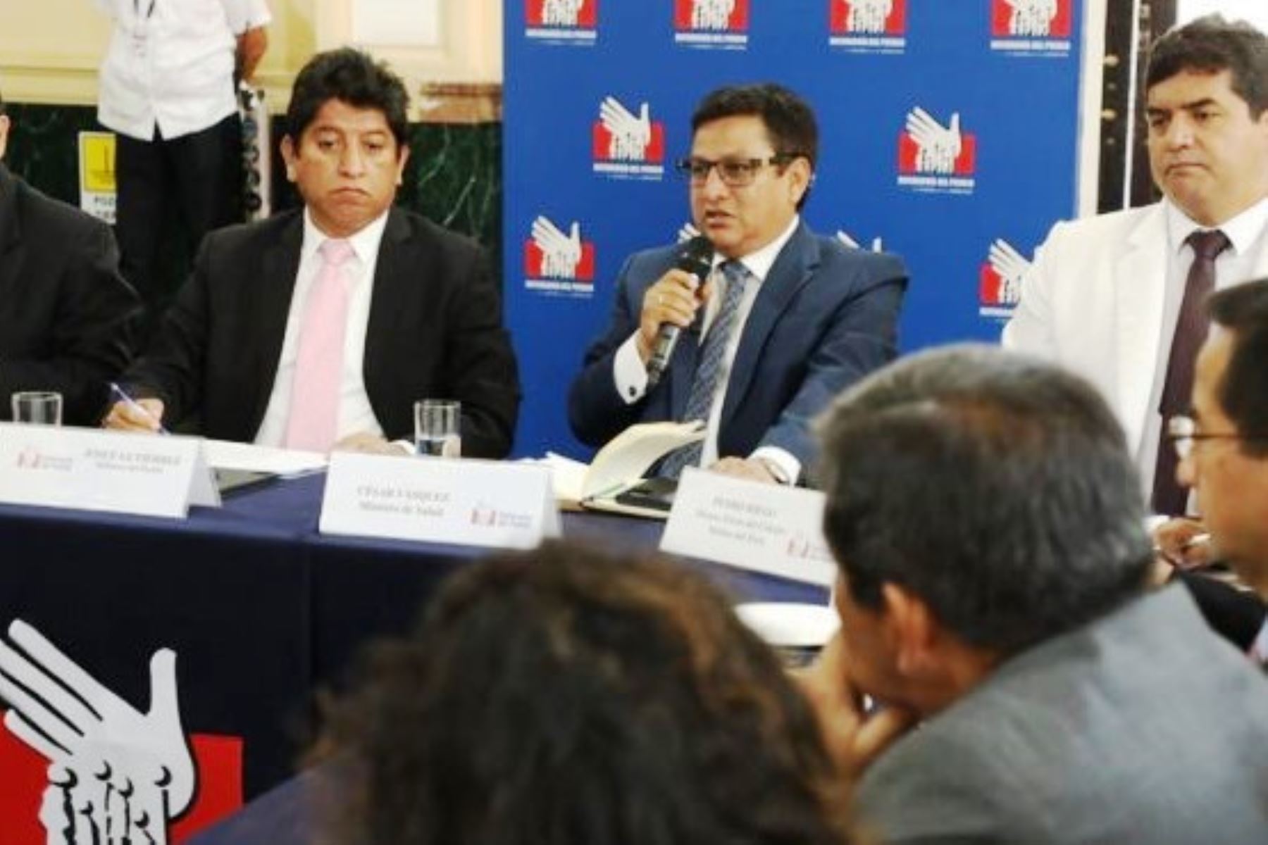Ministro de Salud, César Vásquez, participó en mesa de trabajo sobre norma que regula el expendio de medicamentos genéricos