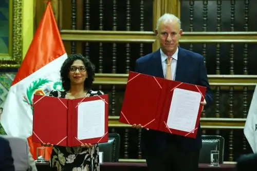 El Ministerio de Relaciones Exteriores entrega al Ministerio de Cultura (Mincul) 4600 bienes integrantes del Patrimonio Cultural de la Nación que fueron repatriados desde Alemania, Estados Unidos, Italia, Países Bajos, Portugal y Suiza. La ceremonia fue presidida por el ministro de Relaciones Exteriores, Javier Gonzáles-Olaechea, y la ministra de Cultura, Leslie Urteaga.
 Foto: ANDINA/Eddy Ramos