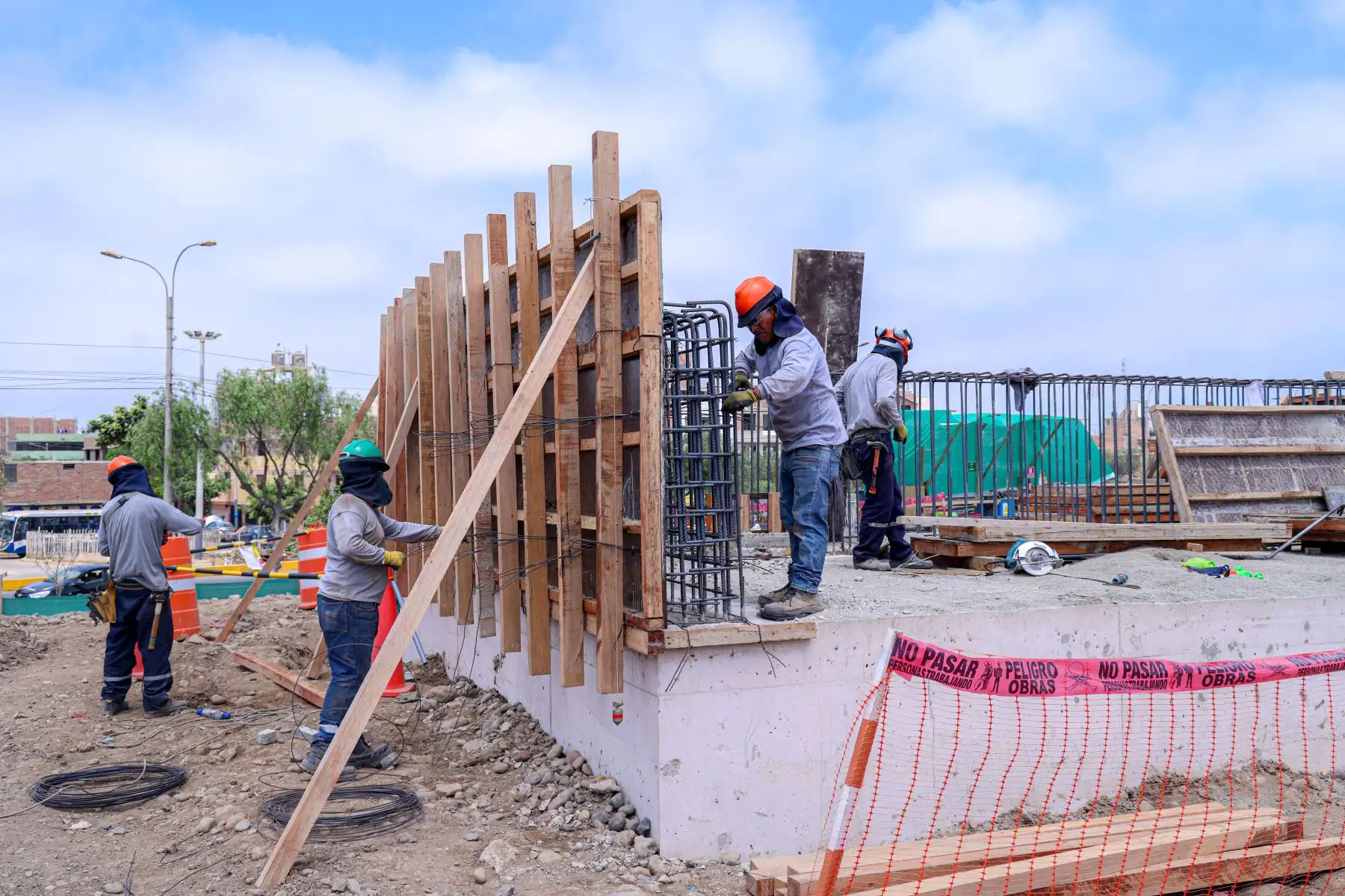El ministro de Transportes y Comunicaciones, Raúl Pérez Reyes, supervisó los trabajos que se vienen realizando al lado del río Rímac para la instalación de los dos puentes modulares que permitirán el acceso al nuevo Aeropuerto Internacional Jorge Chávez. Anunció, además, que la obra estará concluida en setiembre del presente año.
Foto: ANDINA/MTC
