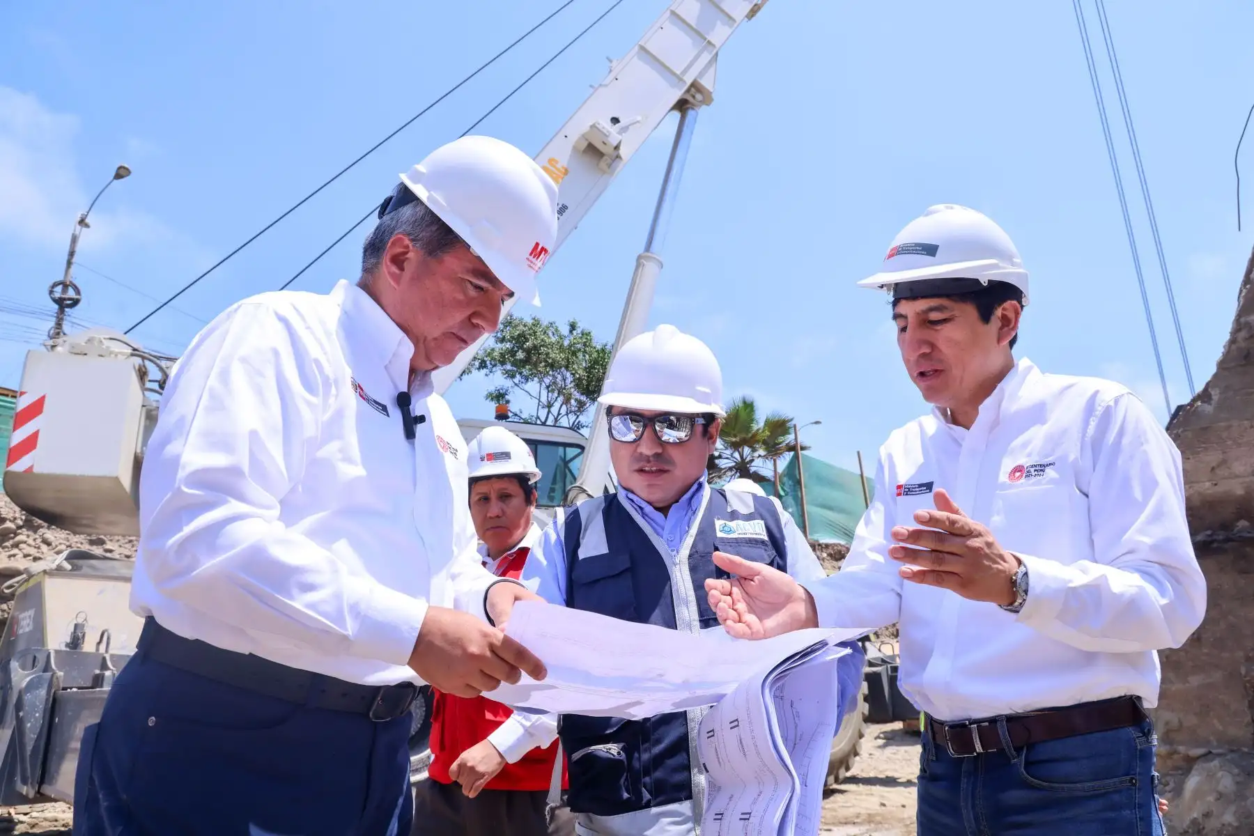 El ministro de Transportes y Comunicaciones, Raúl Pérez Reyes, supervisó los trabajos que se vienen realizando al lado del río Rímac para la instalación de los dos puentes modulares que permitirán el acceso al nuevo Aeropuerto Internacional Jorge Chávez. Anunció, además, que la obra estará concluida en setiembre del presente año.
Foto: ANDINA/MTC