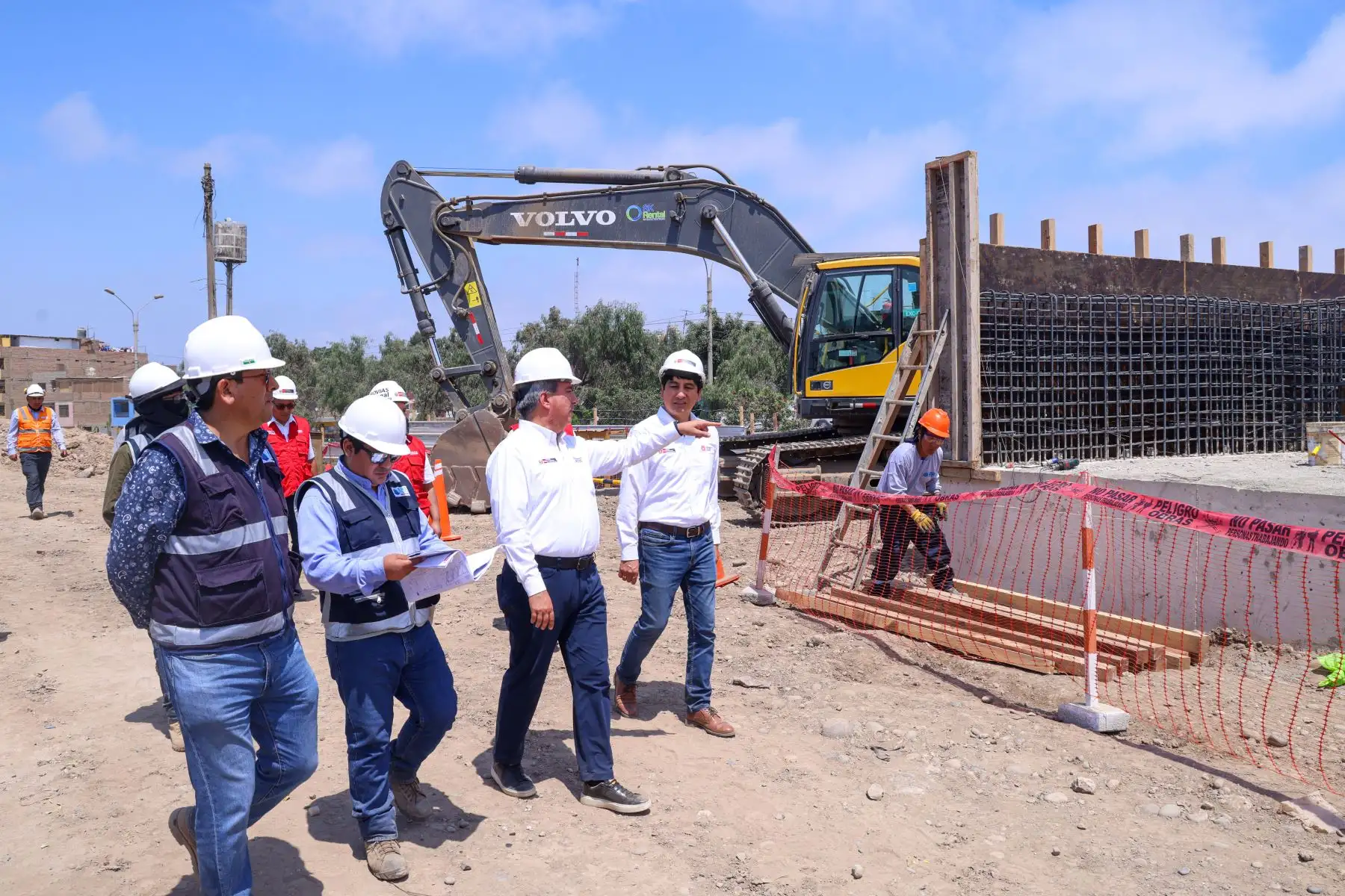 El ministro de Transportes y Comunicaciones, Raúl Pérez Reyes, supervisó los trabajos que se vienen realizando al lado del río Rímac para la instalación de los dos puentes modulares que permitirán el acceso al nuevo Aeropuerto Internacional Jorge Chávez. Anunció, además, que la obra estará concluida en setiembre del presente año.
Foto: ANDINA/MTC