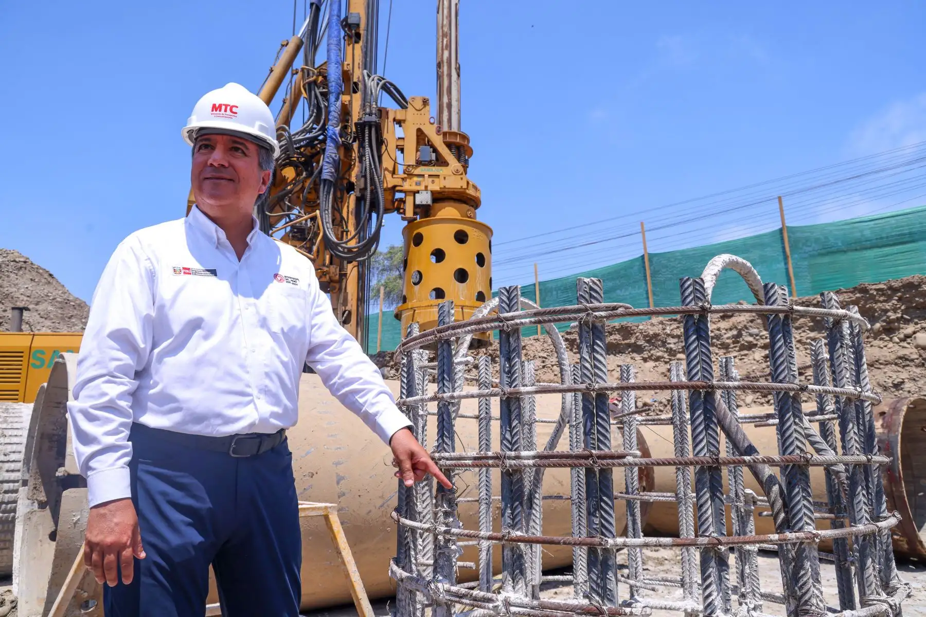 El ministro de Transportes y Comunicaciones, Raúl Pérez Reyes, supervisó los trabajos que se vienen realizando al lado del río Rímac para la instalación de los dos puentes modulares que permitirán el acceso al nuevo Aeropuerto Internacional Jorge Chávez. Anunció, además, que la obra estará concluida en setiembre del presente año.
Foto: ANDINA/MTC