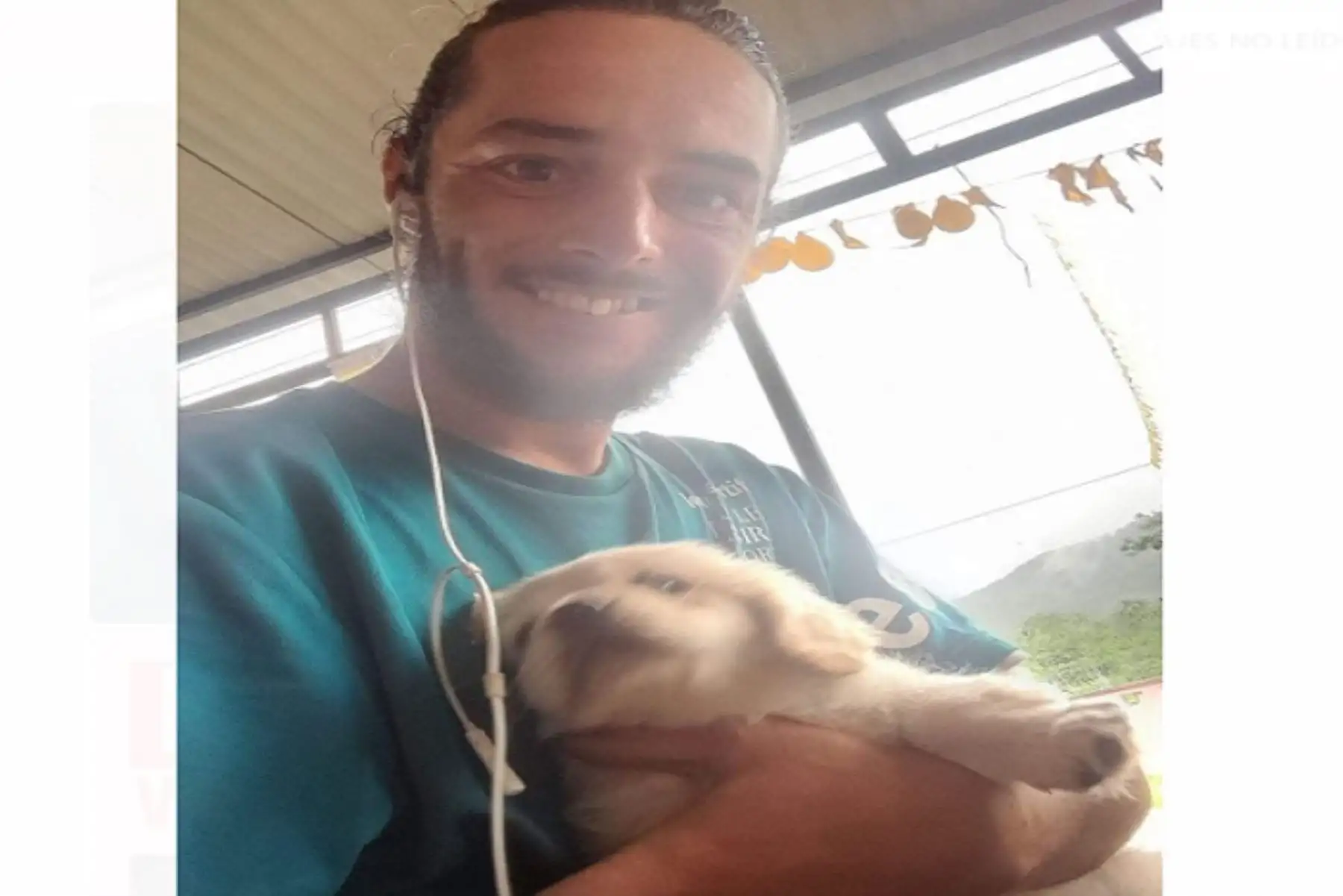 Vincent Barré, de 27 años, mide 1.75 metros, tiene cabello y ojos castaños, y va a bordo de su bicicleta de color negro.