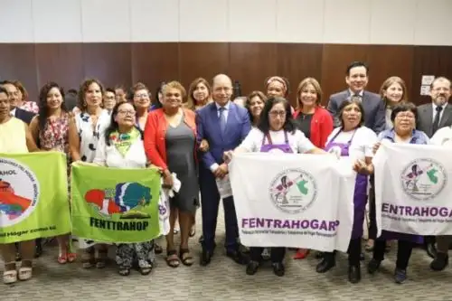 Ministro de Trabajo y Promoción del Empleo, Daniel Maurate, participó en lanzamiento de campaña "Cuida a quien te Cuida", para promover los derechos laborales de las trabajadoras del hogar. Foto: Cortesía.