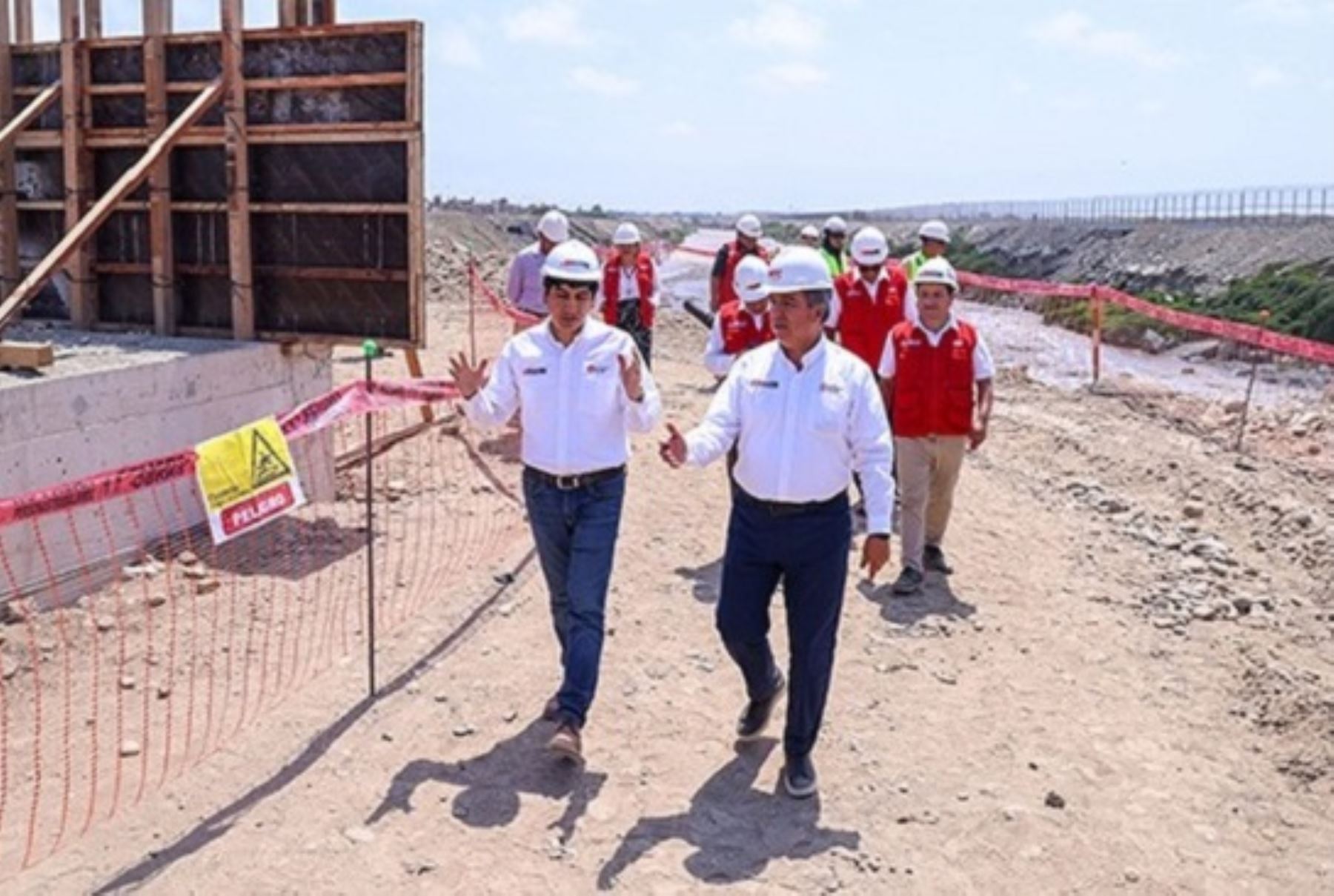 Ministro de Transportes y Comunicaciones, Raúl Pérez Reyes, inspecciona los trabajos para establecer puentes provisionales al aeropuerto internacional Jorge Chávez. Foto: Cortesía.