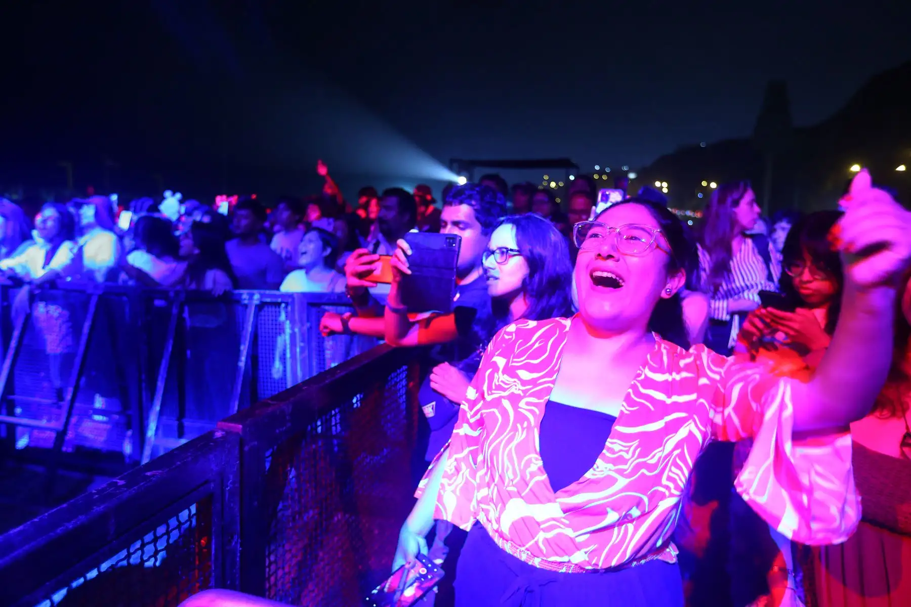 La Municipalidad Distrital de Miraflores y la Casa de la Cumbia realizan el gran estelar del Festival de la Felicidad con la participación de artistas como: Pedro Suárez Vértiz La Banda, Estrella Torres, We The Lion y Mar de Copas. El evento se realizó en la playa Los Delfines de Miraflores.
Foto: ANDINA/ Eddy Ramos